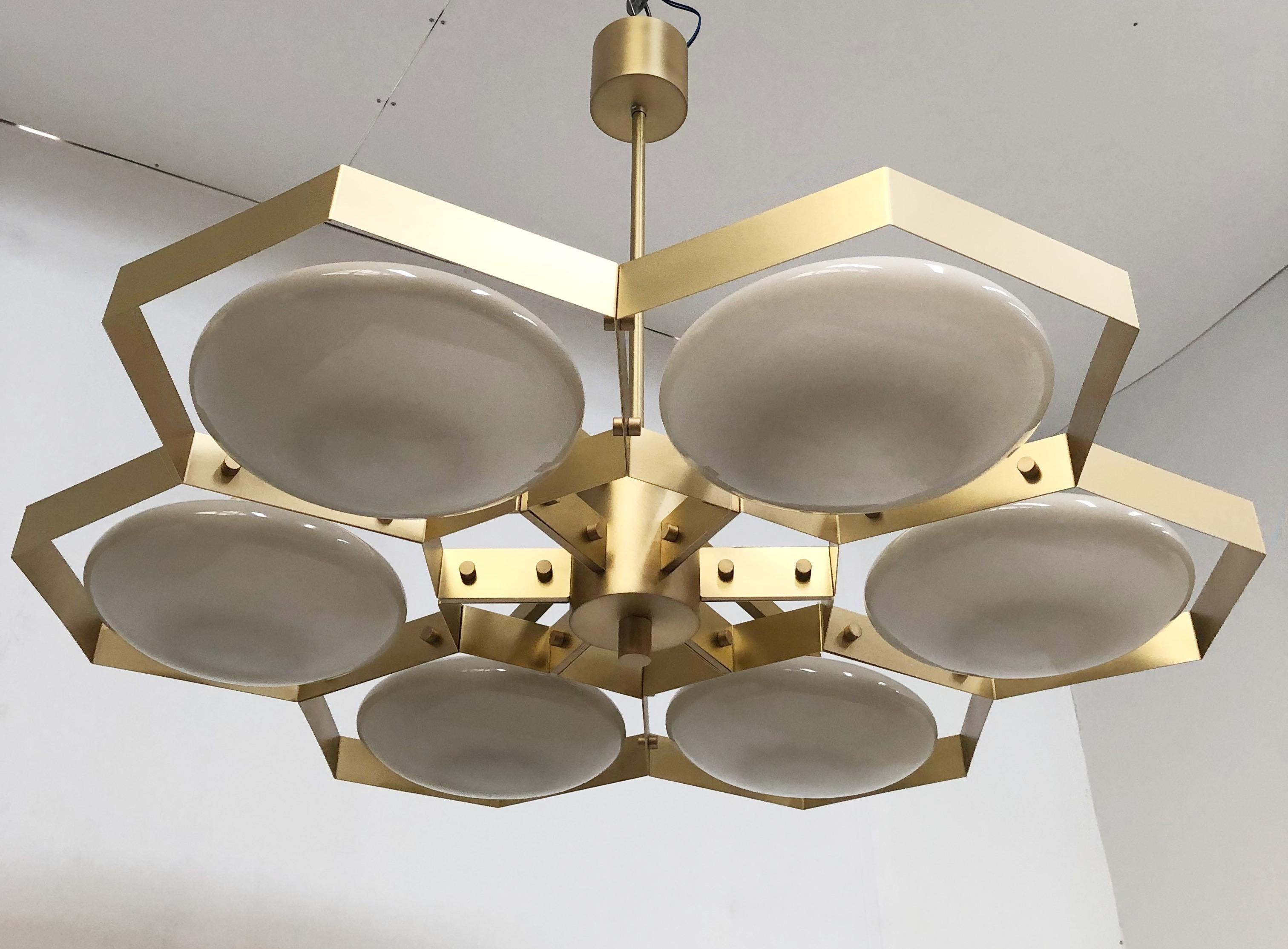 Lampadario italiano con paralumi in vetro di Murano montati su una struttura in ottone massiccio / Made in Italy
Disegnato da Fabio Ltd, ispirato agli stili di Angelo Lelli e Arredoluce.
6 luci / E12 o E14 / max 40W ciascuna
Misure: Diametro 43