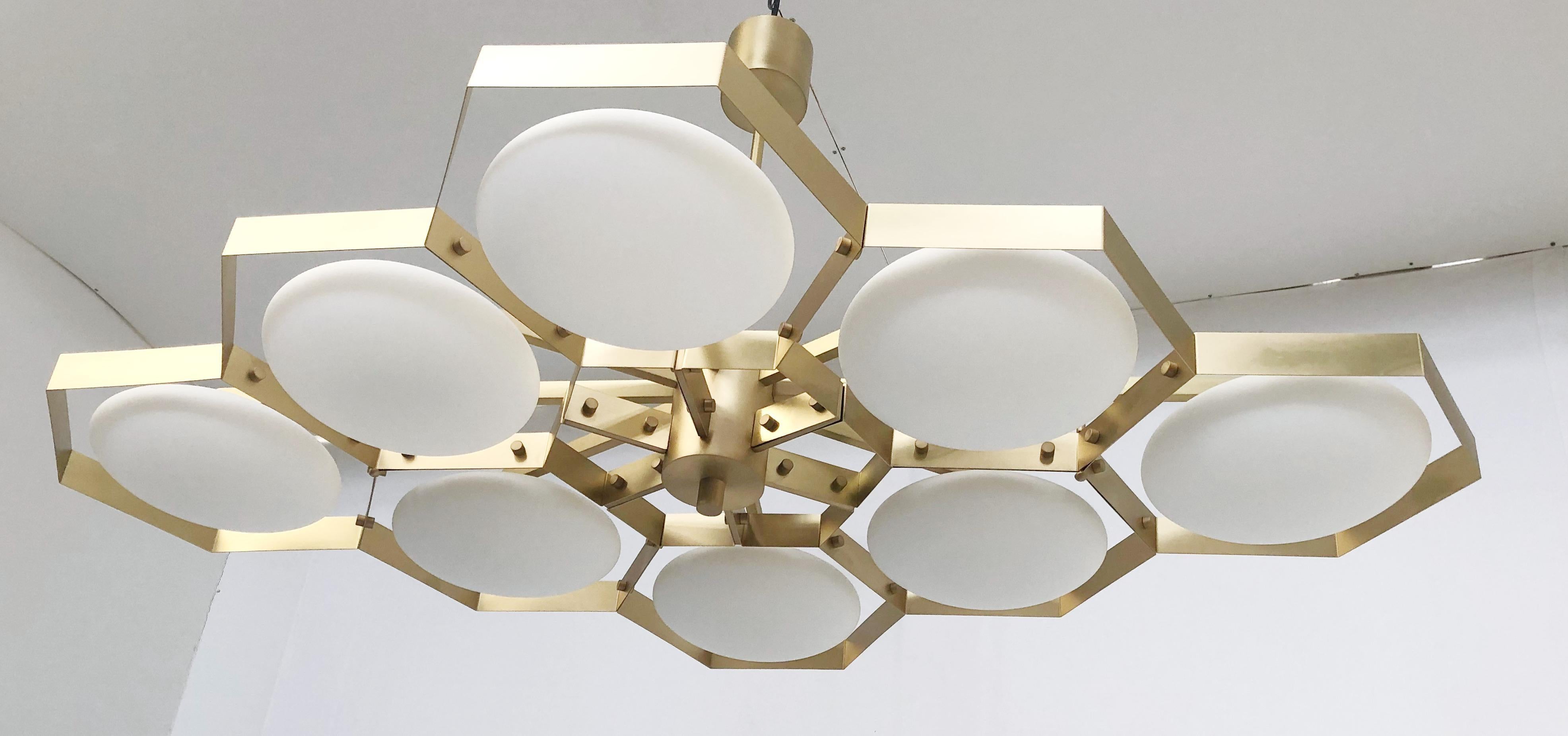 Lampadario italiano con paralumi in vetro di Murano montati su una struttura in ottone massiccio / Made in Italy
Disegnato da Fabio Ltd, ispirato agli stili di Angelo Lelli e Arredoluce.
8 luci / tipo E12 o E14 / max 40W ciascuna
Lunghezza: 65