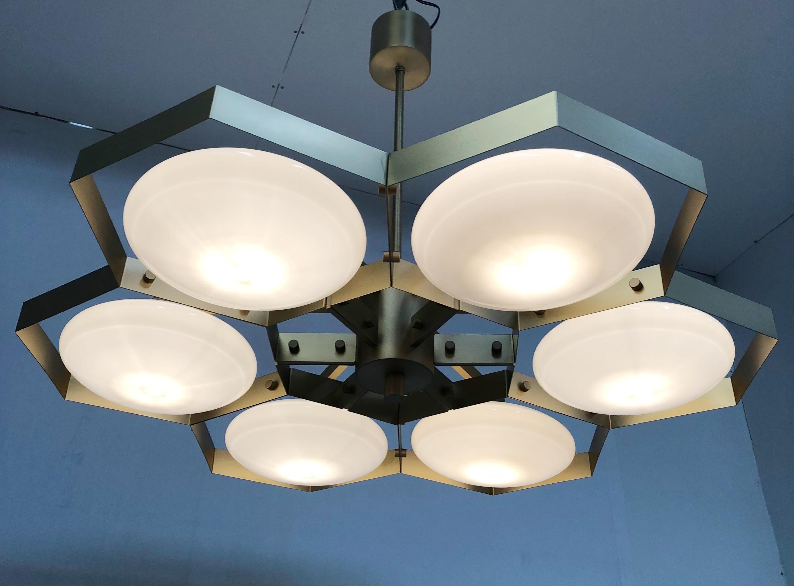 Lampadario italiano con paralumi in vetro di Murano montati su una struttura in ottone massiccio / Made in Italy
Disegnato da Fabio Ltd, ispirato agli stili di Angelo Lelli e Arredoluce.
6 luci / E12 o E14 / max 40W ciascuna
Misure: Diametro 43