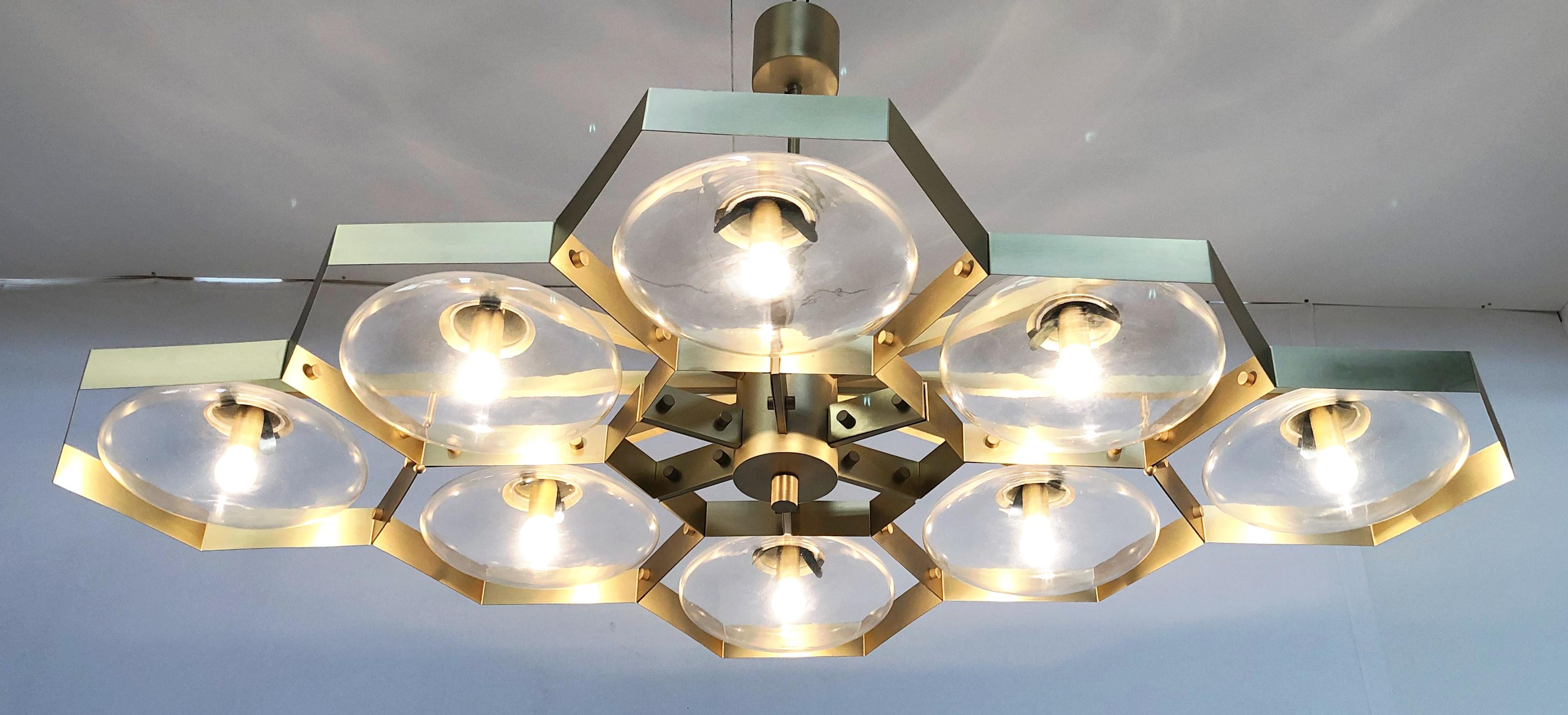Lampadario italiano con paralumi in vetro di Murano montati su una struttura in ottone massiccio / Made in Italy
Disegnato da Fabio Ltd, ispirato agli stili di Angelo Lelli e Arredoluce.
8 luci / tipo E12 o E14 / max 40W ciascuna
Lunghezza: 65