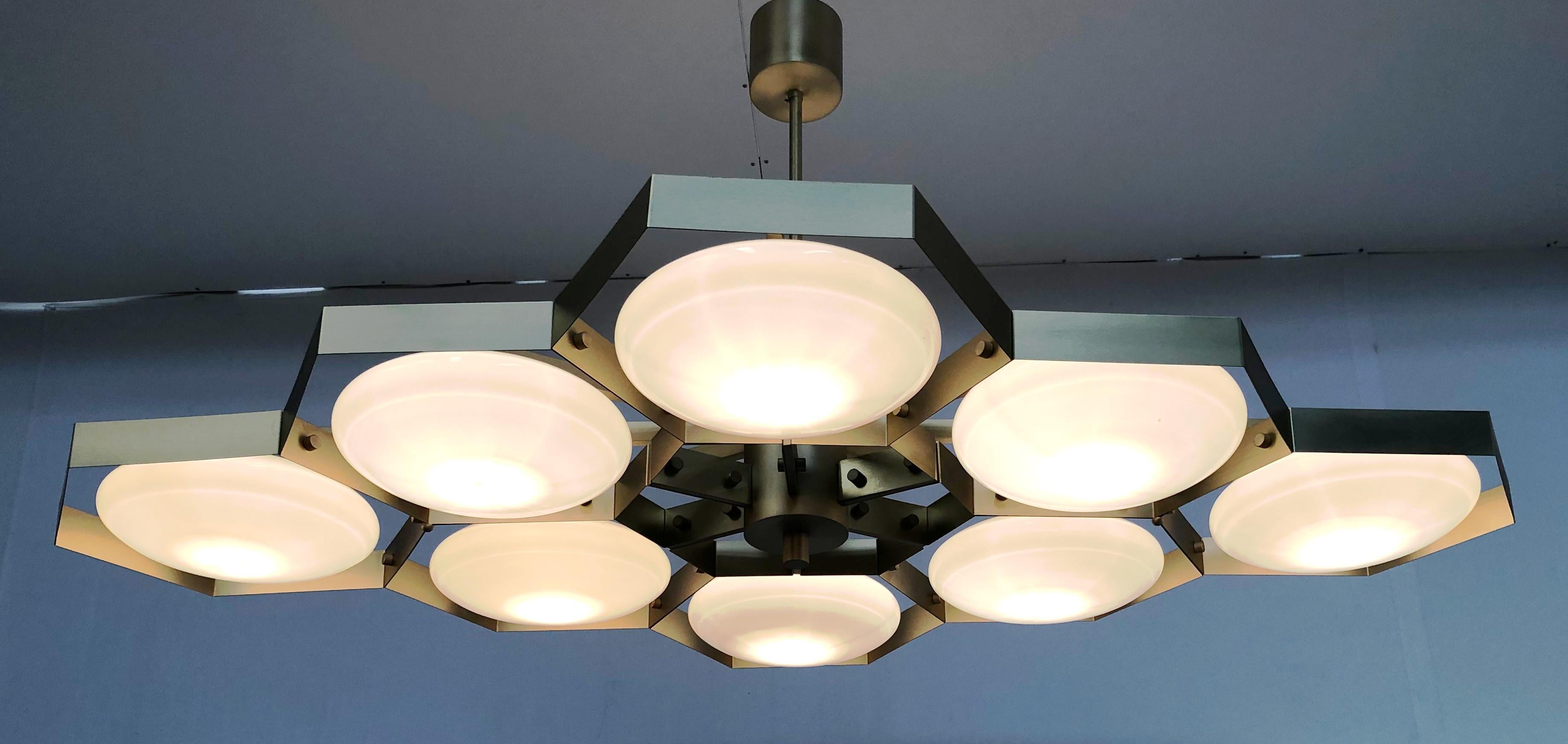 Lampadario italiano con paralumi in vetro di Murano montati su una struttura in ottone massiccio / Made in Italy
Disegnato da Fabio Ltd, ispirato agli stili di Angelo Lelli e Arredoluce.
8 luci / tipo E12 o E14 / max 40W ciascuna
Lunghezza: 65