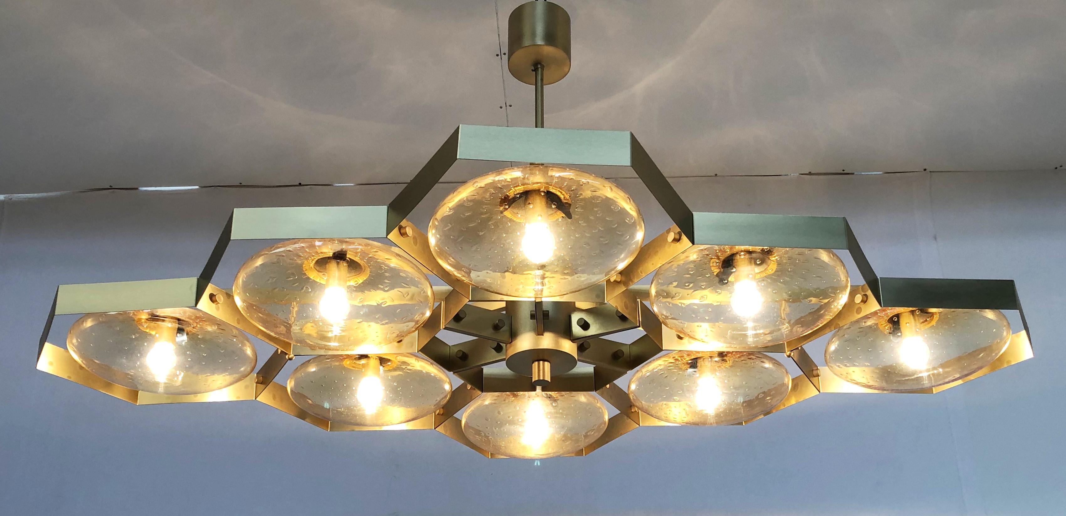 Lampadario italiano con paralumi in vetro di Murano montati su una struttura in ottone massiccio / Made in Italy
Disegnato da Fabio Ltd, ispirato agli stili di Angelo Lelli e Arredoluce.
8 luci / tipo E12 o E14 / max 40W ciascuna
Lunghezza: 65