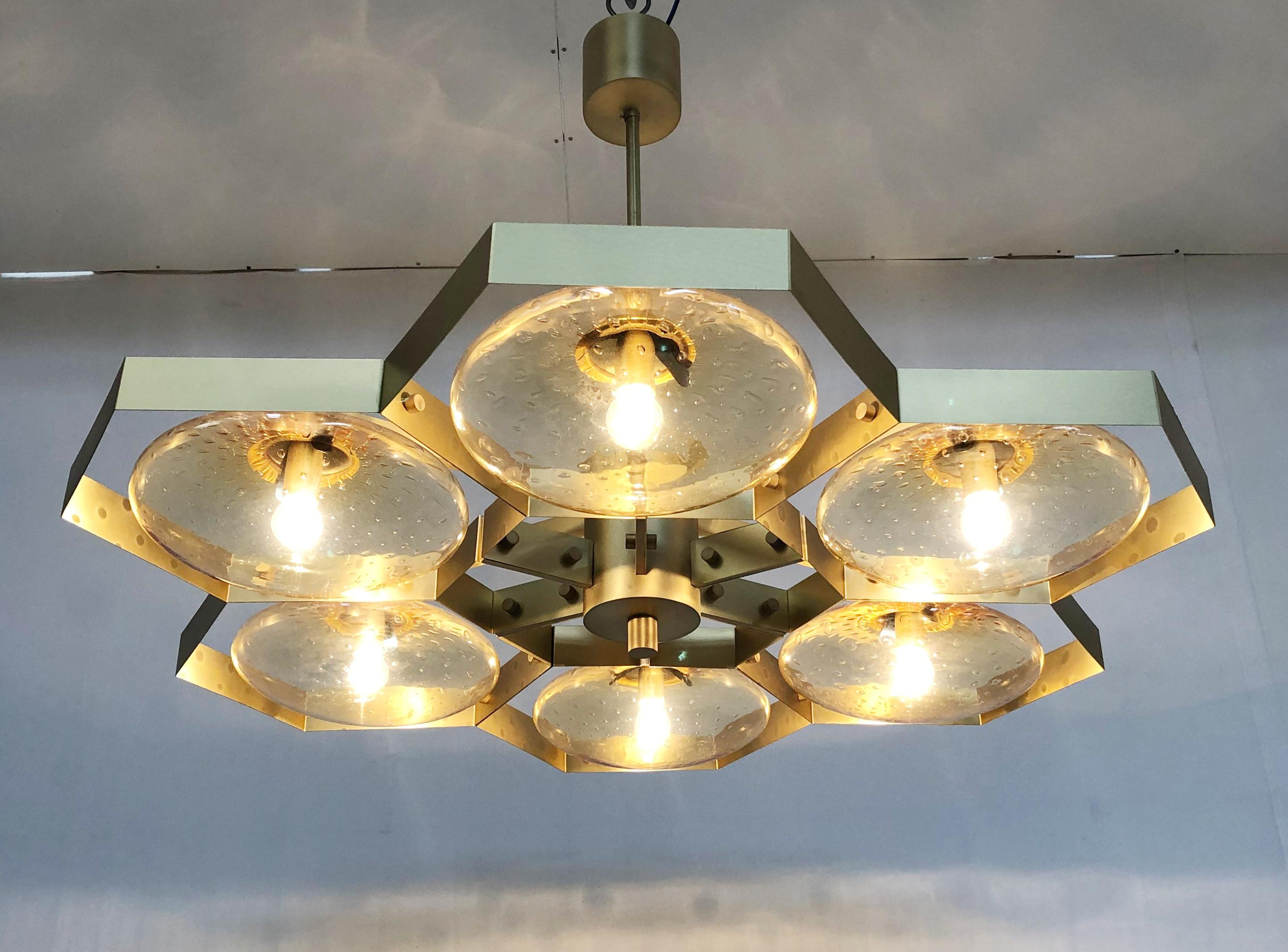 Italienischer Kronleuchter mit Murano-Glasschirmen auf massivem Messingrahmen / Made in Italy
Entworfen von Fabio Ltd, inspiriert von den Stilen Angelo Lelli und Arredoluce
6 Leuchten / E12 oder E14 / je max. 40W
Maße: Durchmesser 43 Zoll, Höhe 30