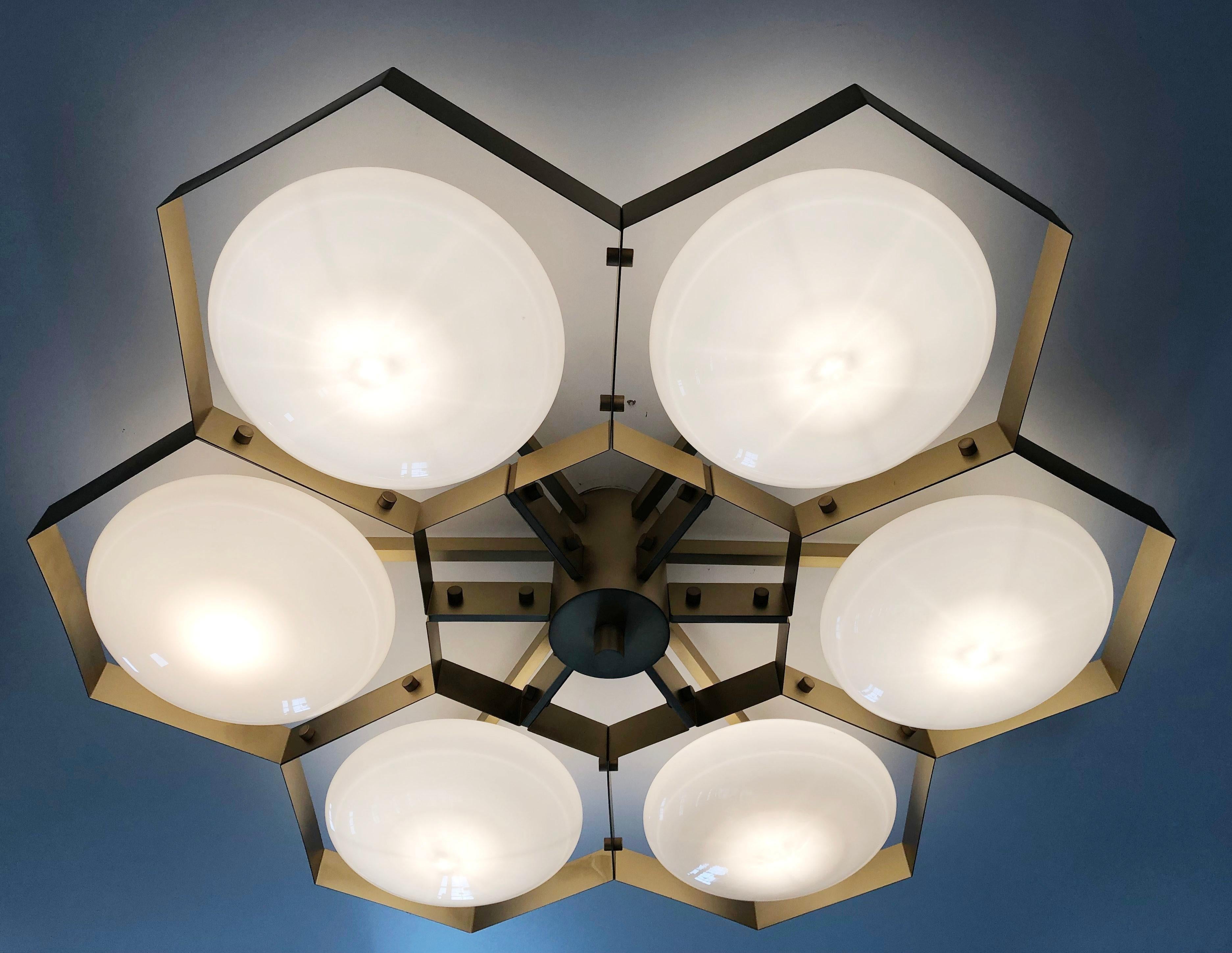 Encastré italien avec abat-jour en verre de Murano monté sur une monture en laiton massif / Fabriqué en Italie 
Conçu par Fabio Ltd, inspiré par les styles Angelo Lelli et Arredoluce. 
6 lampes / E12 ou E14 / max 40W chacune 
Mesures : Diamètre 43