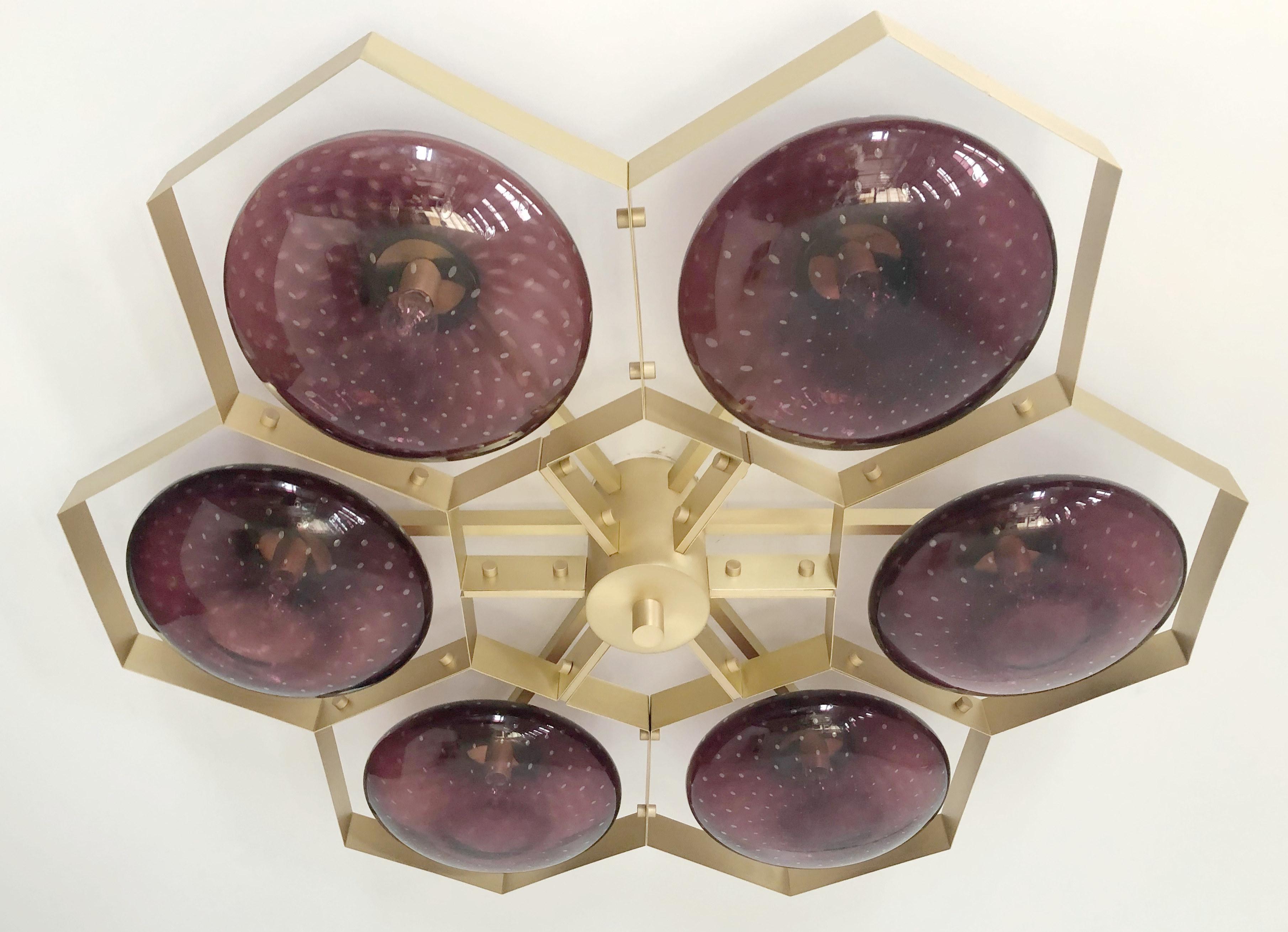 Encastré italien avec abat-jour en verre de Murano monté sur une monture en laiton massif / Fabriqué en Italie
Conçu par Fabio Ltd, inspiré par les styles Angelo Lelli et Arredoluce.
6 lampes / E12 ou E14 / max 40W chacune
Mesures : Diamètre 43