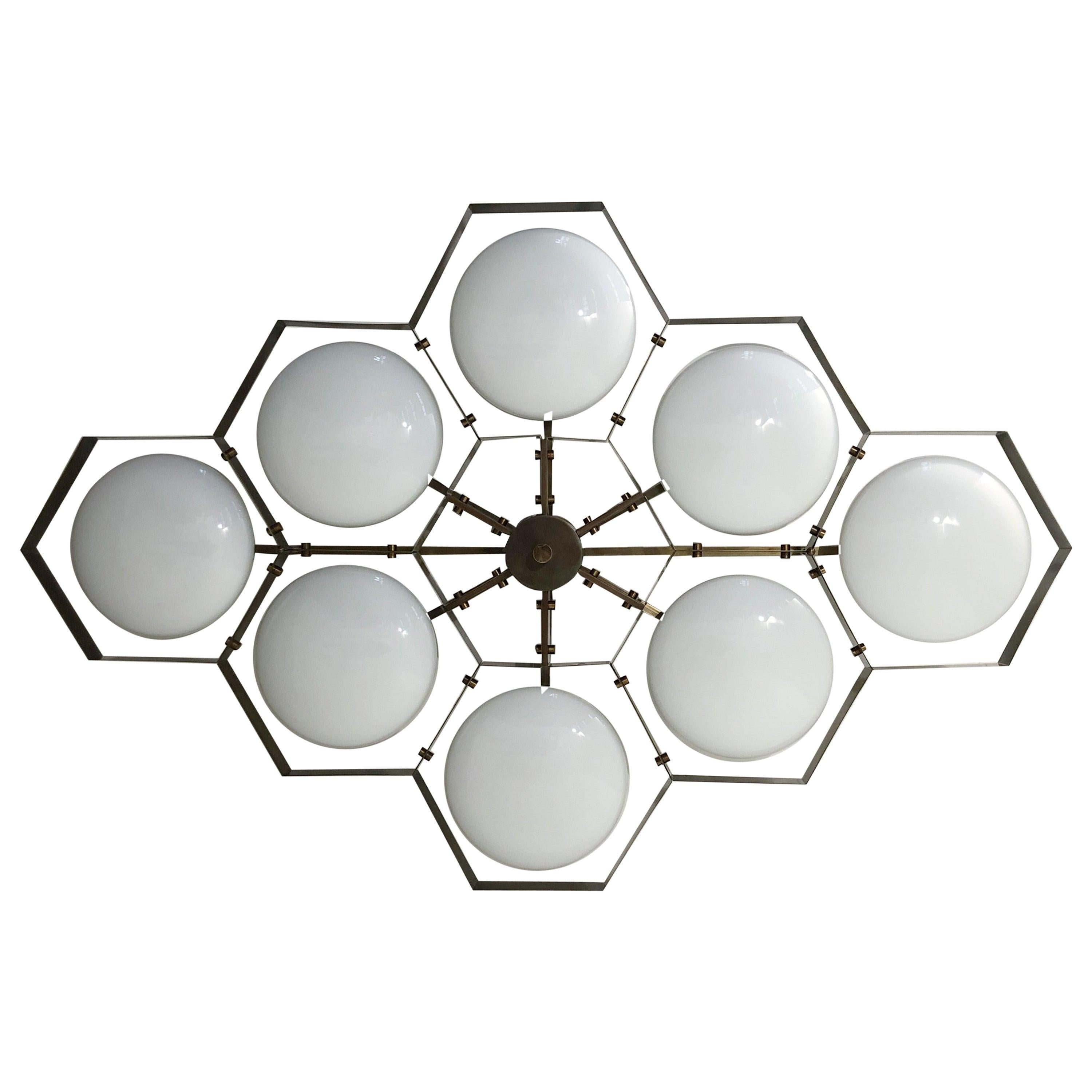Encastré italien avec abat-jour en verre de Murano monté sur une monture en laiton massif / Fabriqué en Italie
Conçu par Fabio Ltd, inspiré par les styles Angelo Lelli et Arredoluce.
8 lampes / E12 ou E14 / max 40W chacune
Mesures : Longueur 65