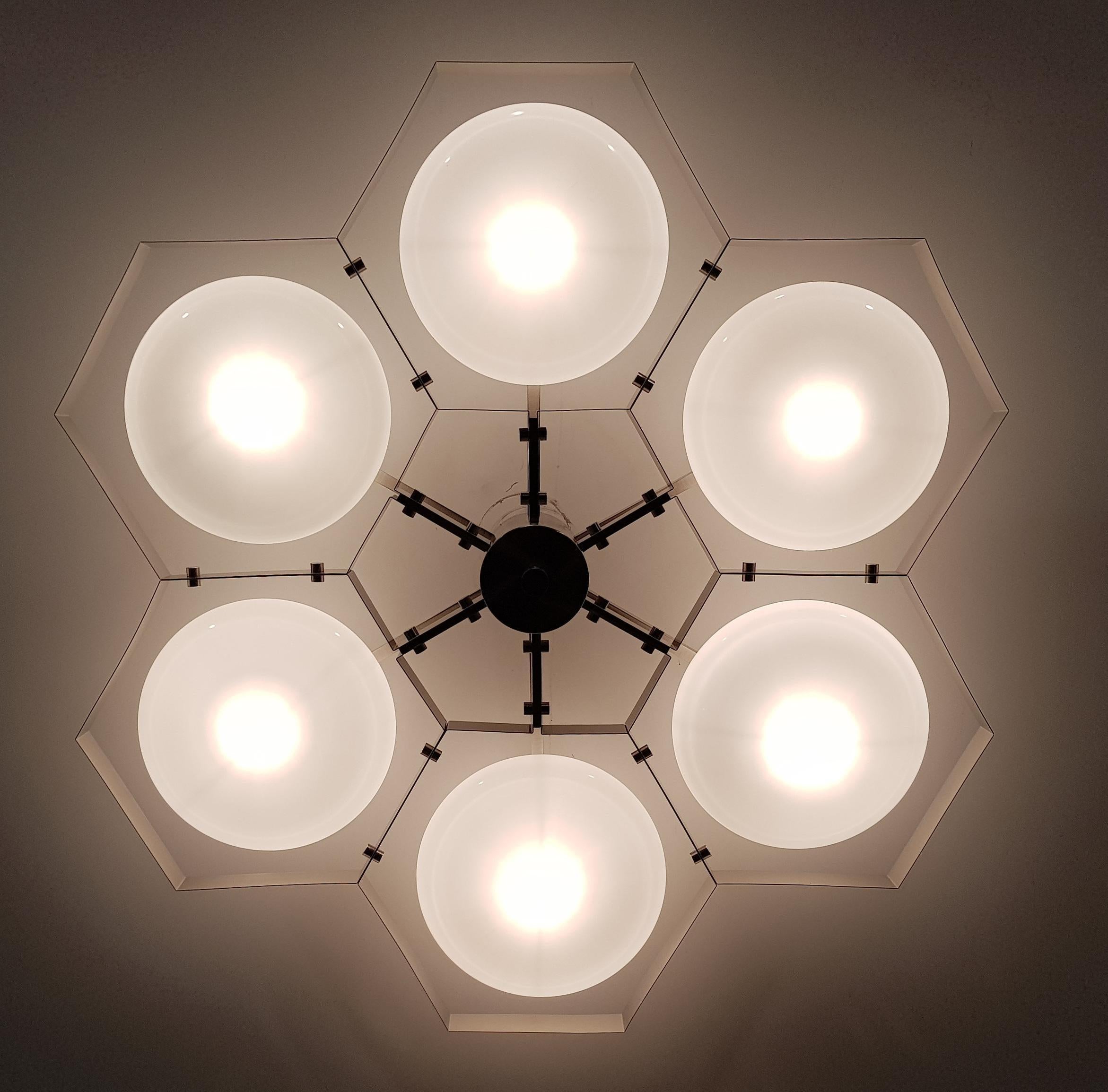Encastré italien avec abat-jour en verre de Murano monté sur une monture en laiton massif / Fabriqué en Italie
Conçu par Fabio Ltd, inspiré par les styles Angelo Lelli et Arredoluce.
6 lampes / E12 ou E14 / max 40W chacune
Mesures : Diamètre 43