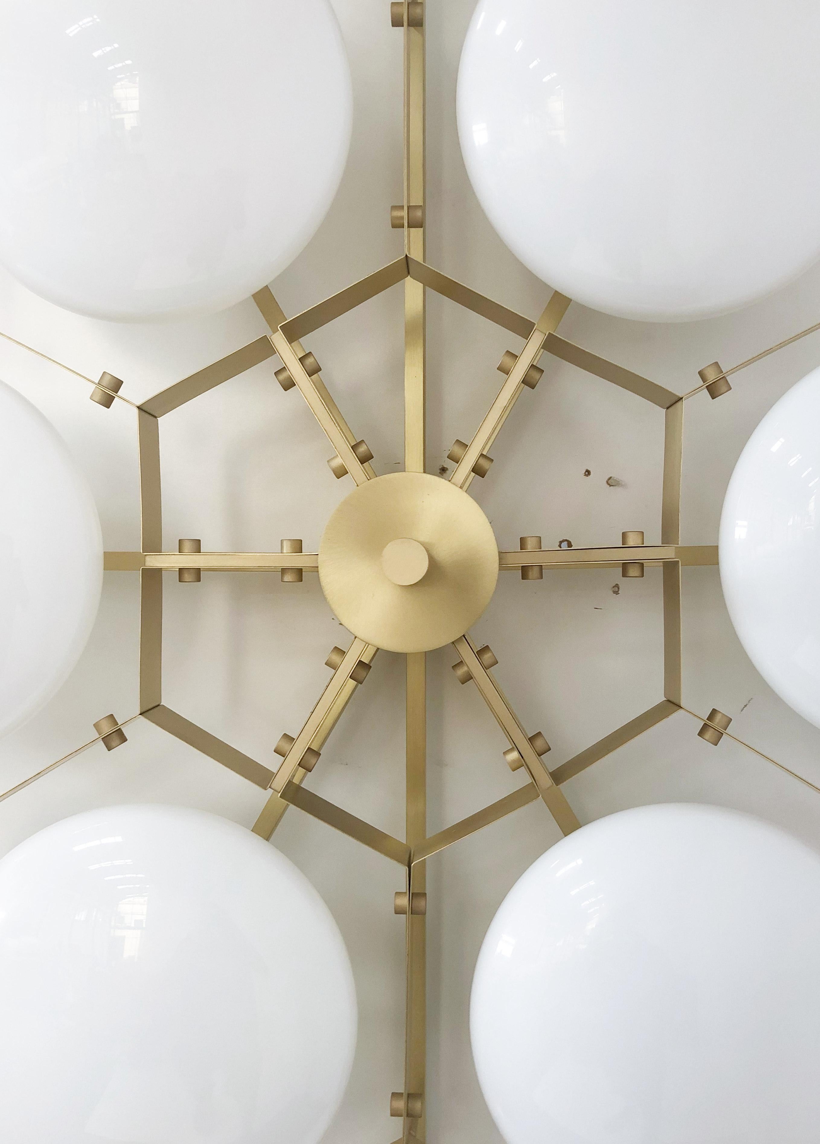 Lampada da incasso italiana con paralumi in vetro di Murano montati su una struttura in ottone massiccio / Made in Italy
Disegnato da Fabio Ltd, ispirato agli stili di Angelo Lelli e Arredoluce.
8 luci / E12 o E14 / max 40W ciascuna
Misure:
