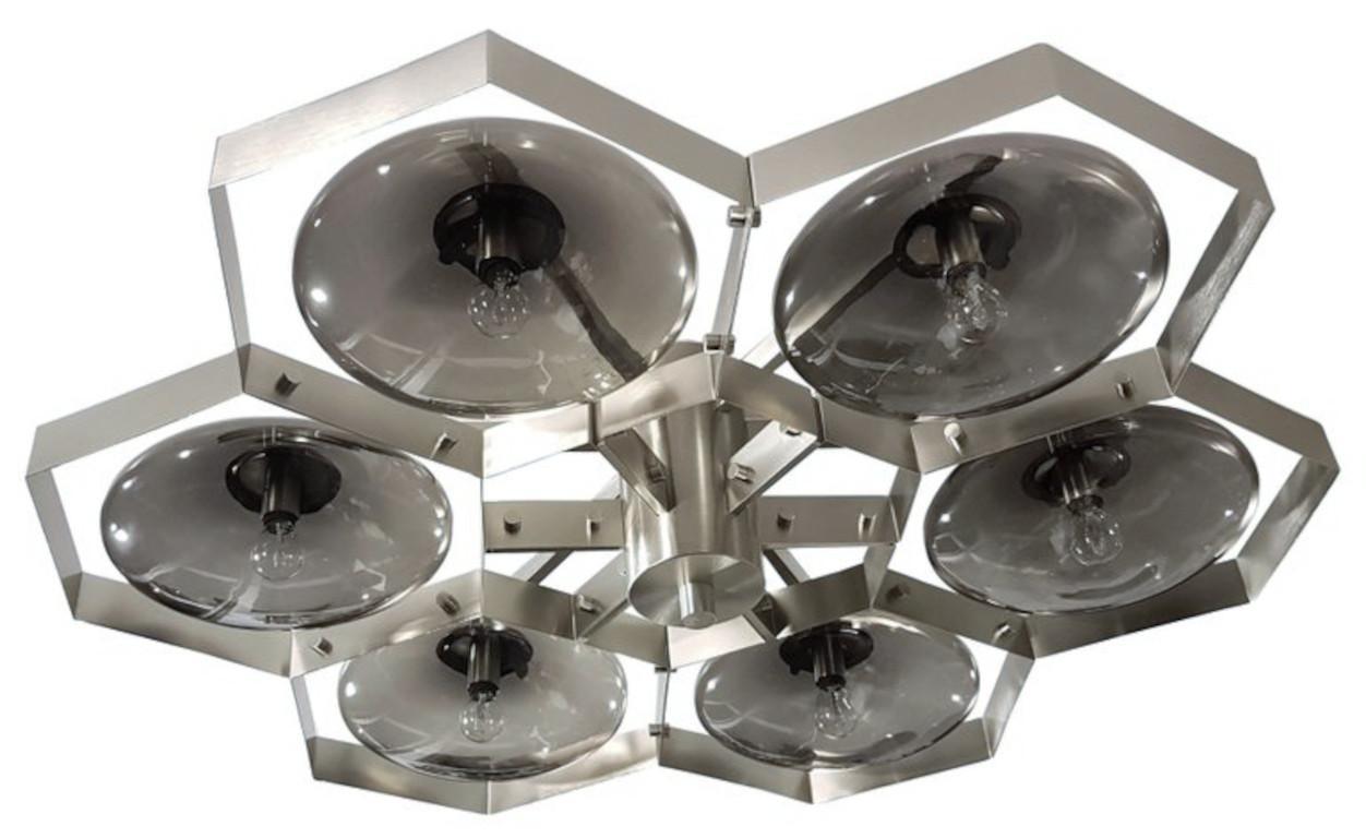 Lampada da incasso italiana con paralumi in vetro di Murano montati su una struttura in ottone massiccio / Made in Italy
Disegnato da Fabio Ltd, ispirato agli stili di Angelo Lelli e Arredoluce.
6 luci / E12 o E14 / max 40W ciascuna
Misure: Diametro