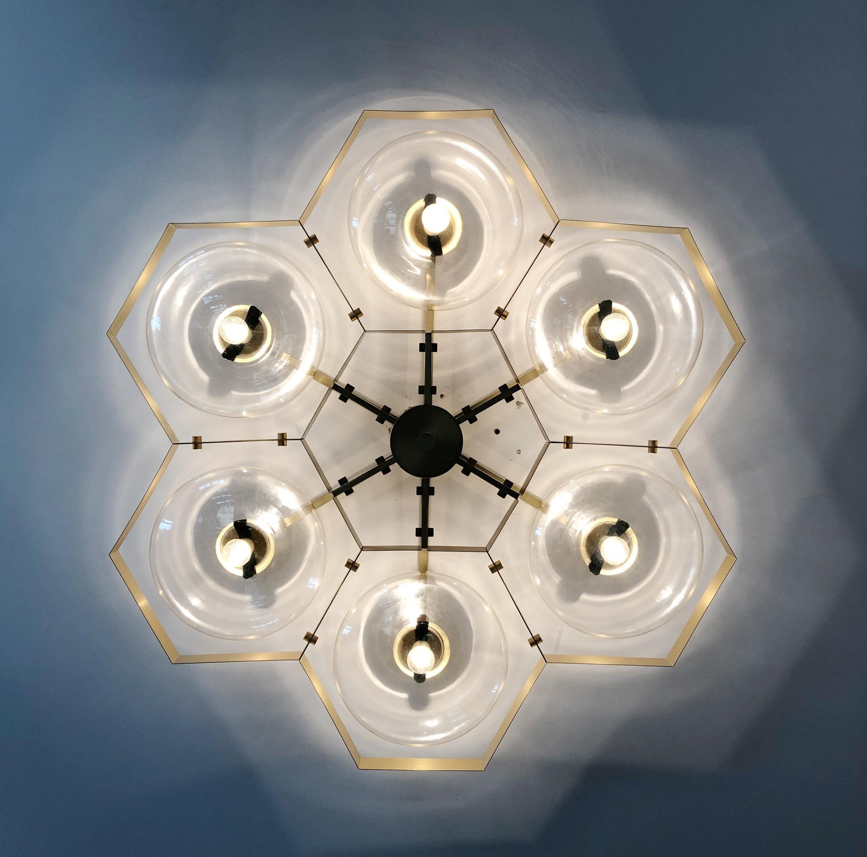 Encastré italien avec abat-jour en verre de Murano monté sur une monture en laiton massif / Fabriqué en Italie
Conçu par Fabio Ltd, inspiré par les styles Angelo Lelli et Arredoluce.
6 lampes / E12 ou E14 / max 40W chacune
Mesures : Diamètre 43