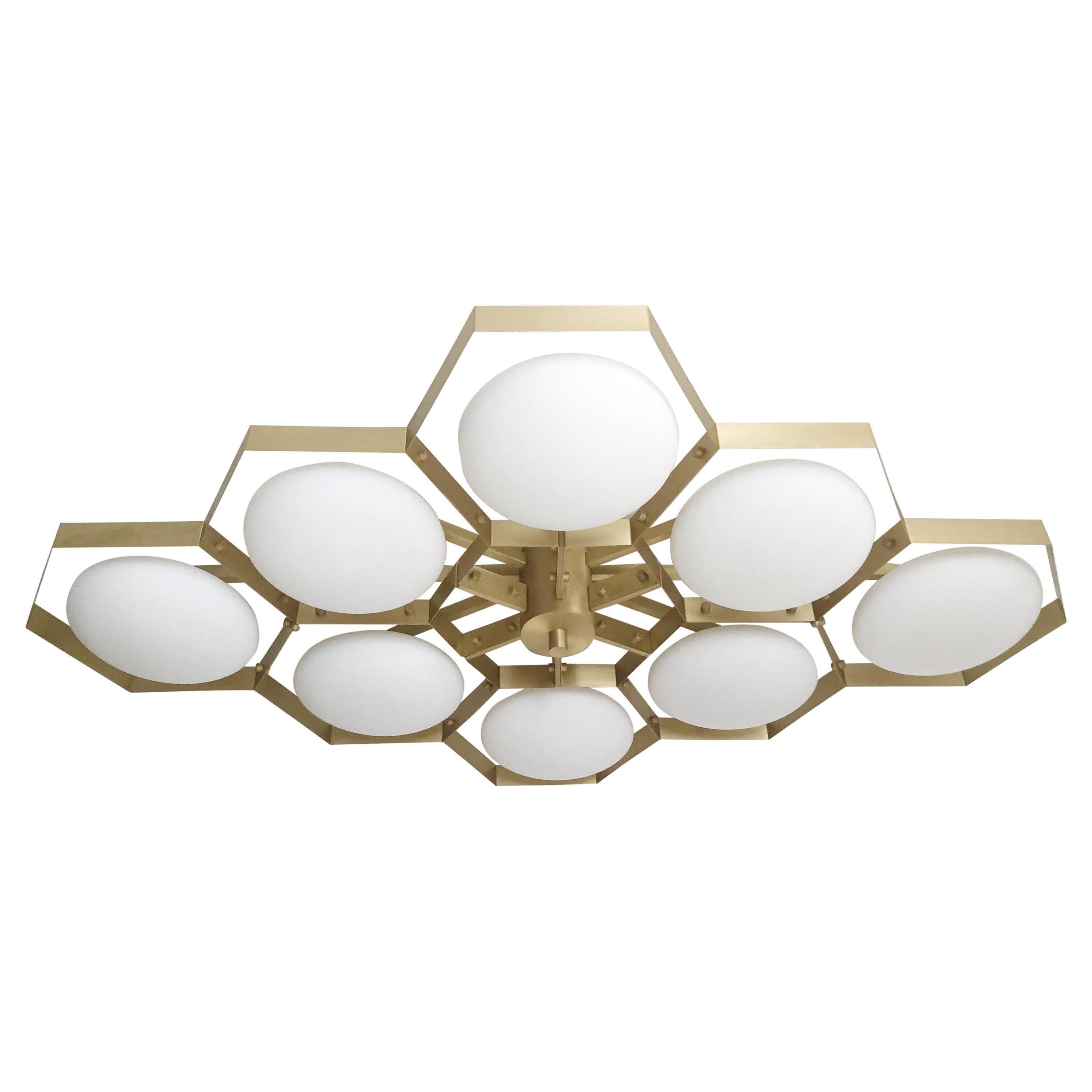 Encastré italien avec abat-jour en verre de Murano monté sur une monture en laiton massif / Fabriqué en Italie
Conçu par Fabio Ltd, inspiré par les styles Angelo Lelli et Arredoluce.
8 lampes / E12 ou E14 / max 40W chacune
Mesures : Longueur 65