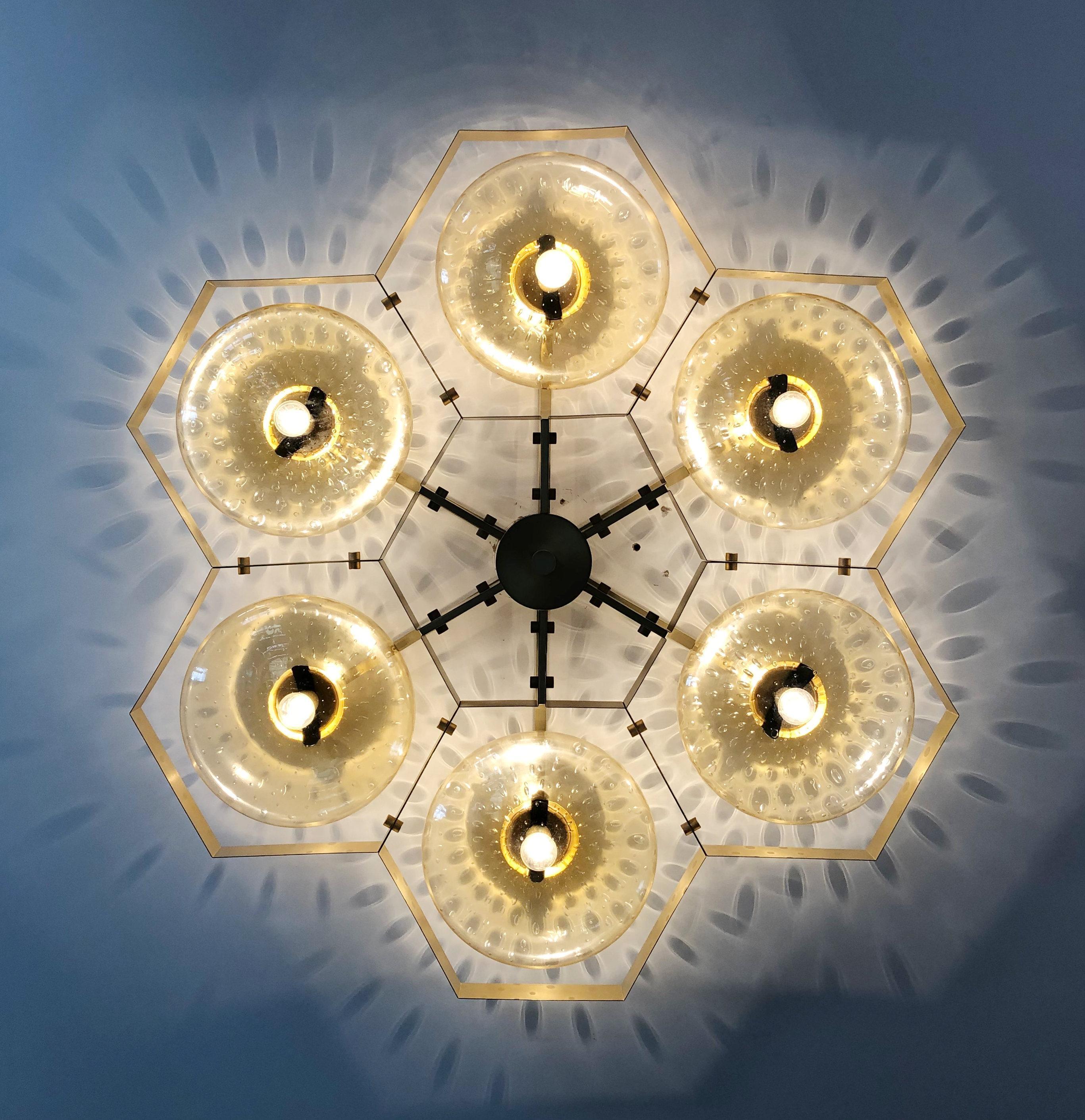 Encastré italien avec abat-jour en verre de Murano monté sur une monture en laiton massif / Fabriqué en Italie
Conçu par Fabio Ltd, inspiré par les styles Angelo Lelli et Arredoluce.
6 lampes / E12 ou E14 / max 40W chacune
Mesures : Diamètre 43