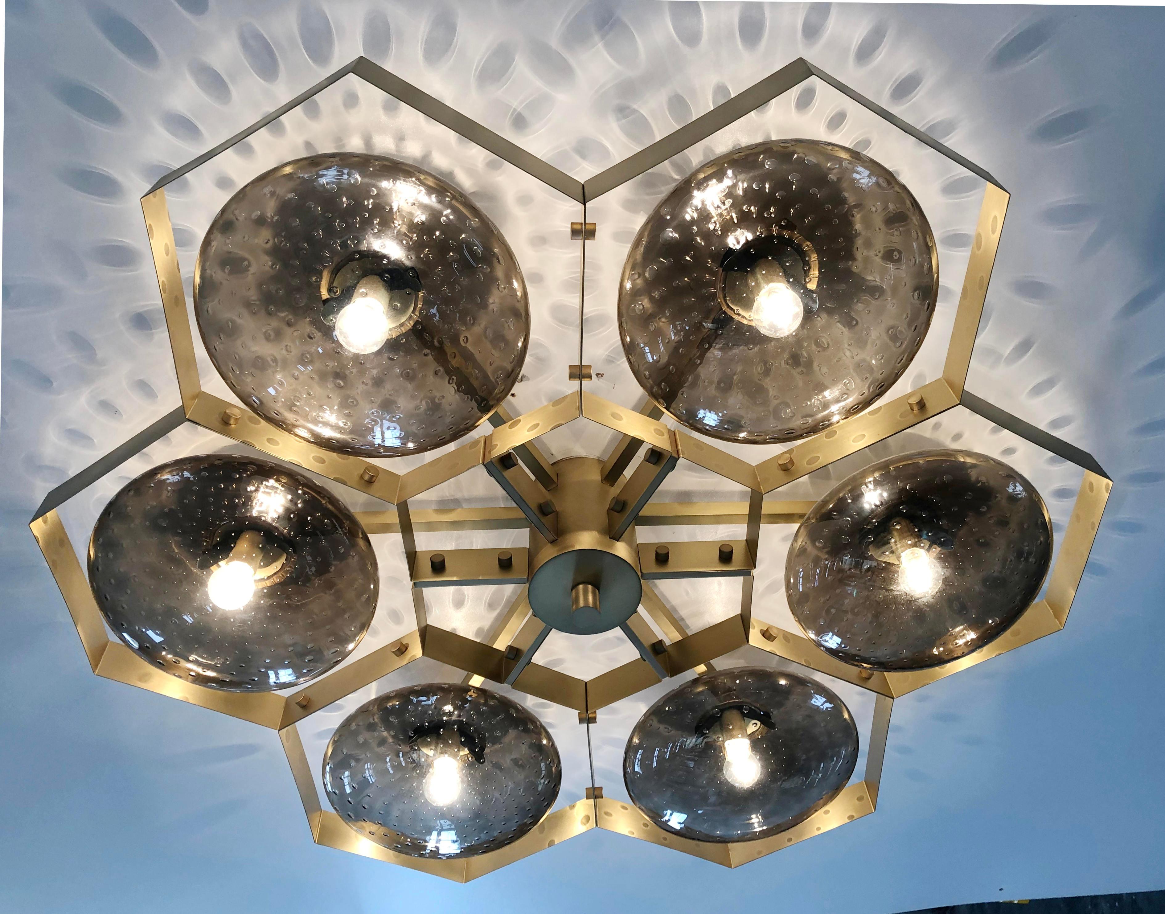 Italienische Unterputzdose mit Murano-Glasschirmen auf massivem Messingrahmen / Made in Italy
Entworfen von Fabio Ltd, inspiriert von den Stilen Angelo Lelli und Arredoluce
6 Leuchten / E12 oder E14 / je max. 40W
Maße: Durchmesser 43 Zoll / Höhe 10