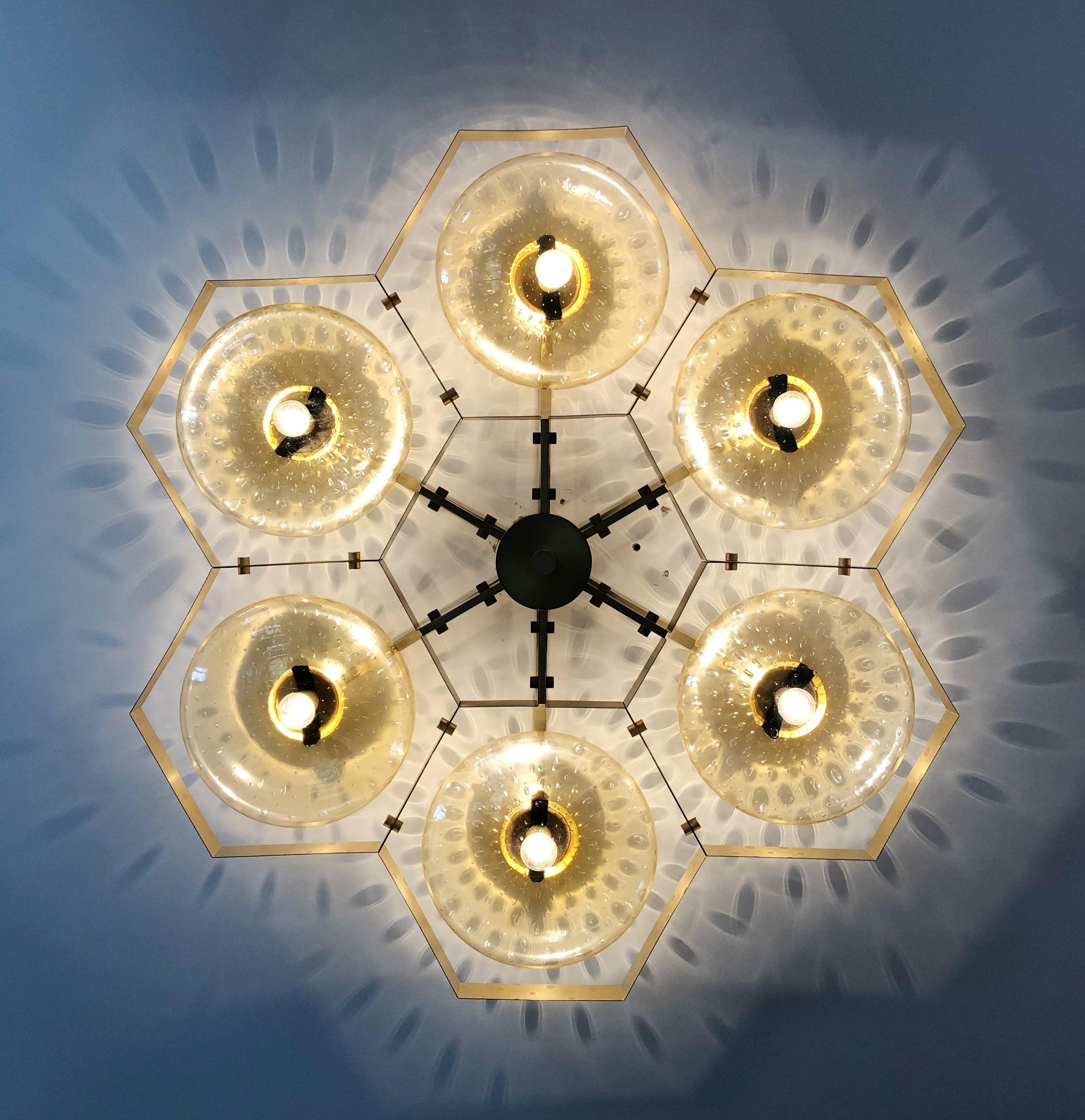 Porte-serviettes moderne italien en verre de Murano avec abat-jour en verre de Murano ambré soigneusement soufflé à la main avec des bulles à l'intérieur du verre en utilisant la technique Bollicine, monté sur un cadre en laiton massif en finition