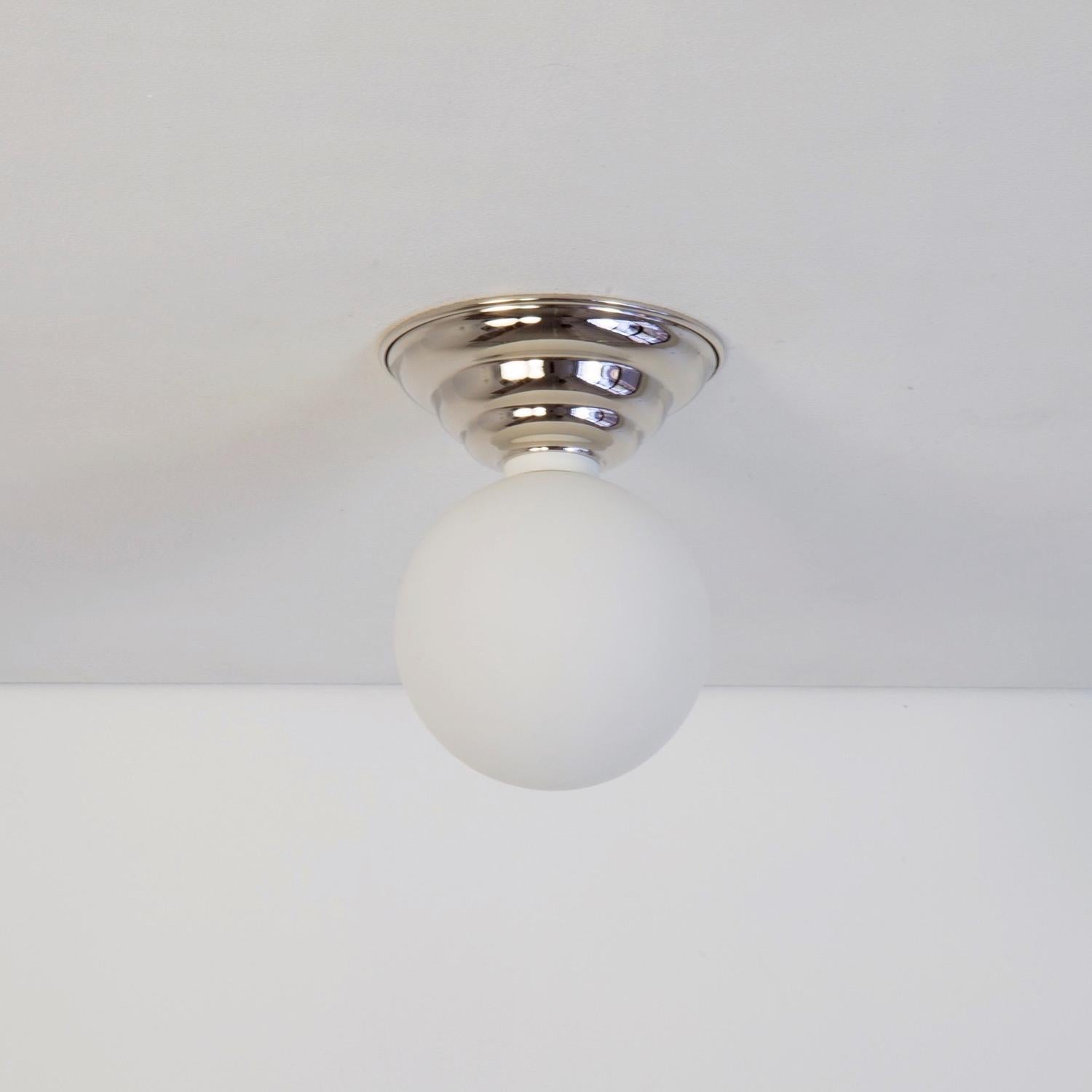 Cette offre est pour 1x Hive Flush Mount en nickel poli conçu et fabriqué par Research.Lighting.

MATERIAL : Laiton, acier et verre
Finition : Nickel poli
Taille du globe : ~4.75in
Électronique : 1x douille G9, 1x ampoule LED de 4,5 watts (incluse),