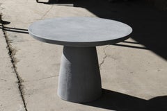 Hive Stehtisch aus Kunstharz, Steinaggregat und Fiberglas von Zachary A. Design