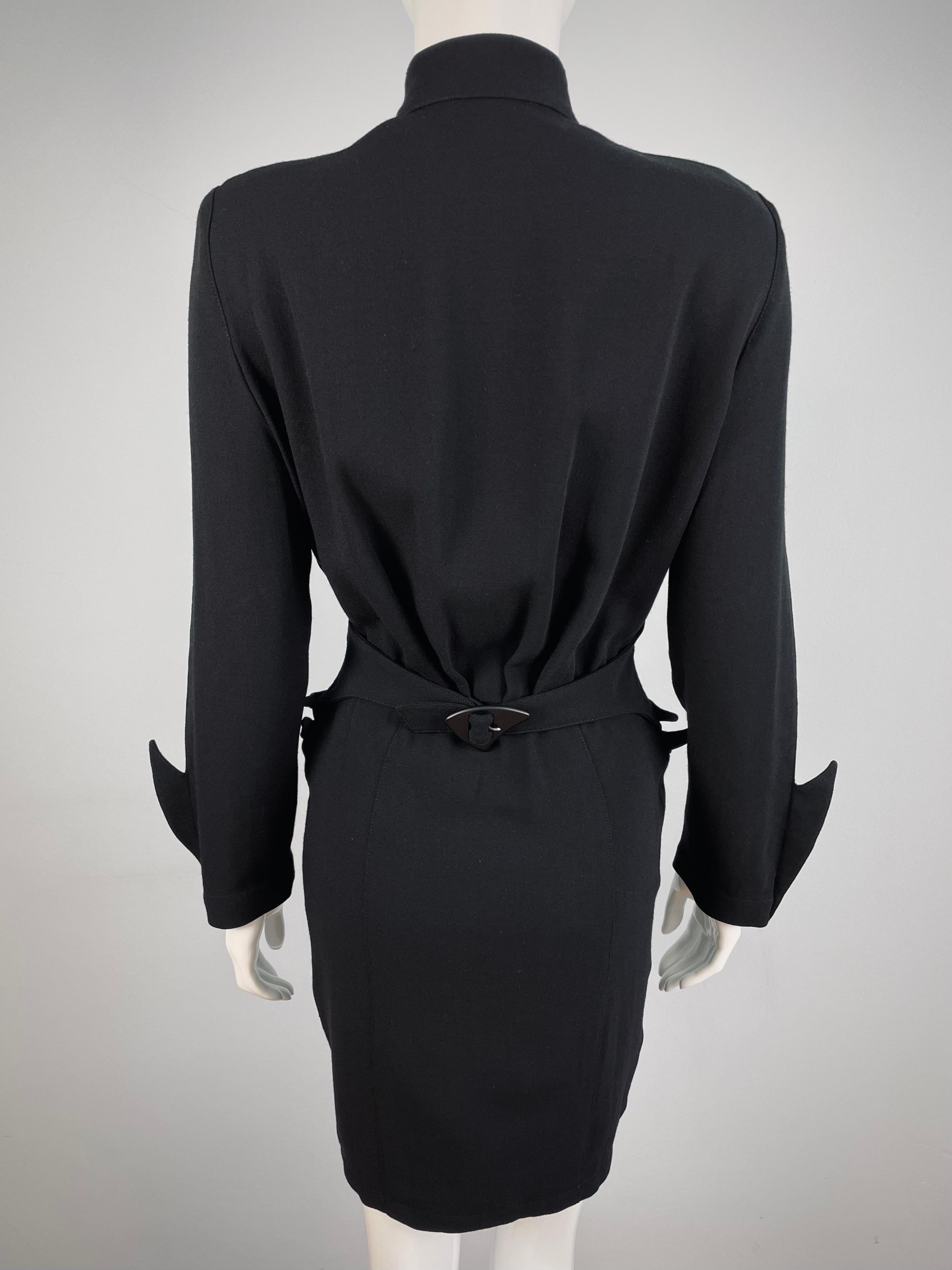Iconique robe noire à détails chromés de Thierry Mugler de la Collectional Hiver Icone Automne/Hiver 1989 - 1990.

Détails en forme de balle argentée à l'encolure et aux poignets en forme de nageoire. Épaules paddées, fermeture à glissière sur le