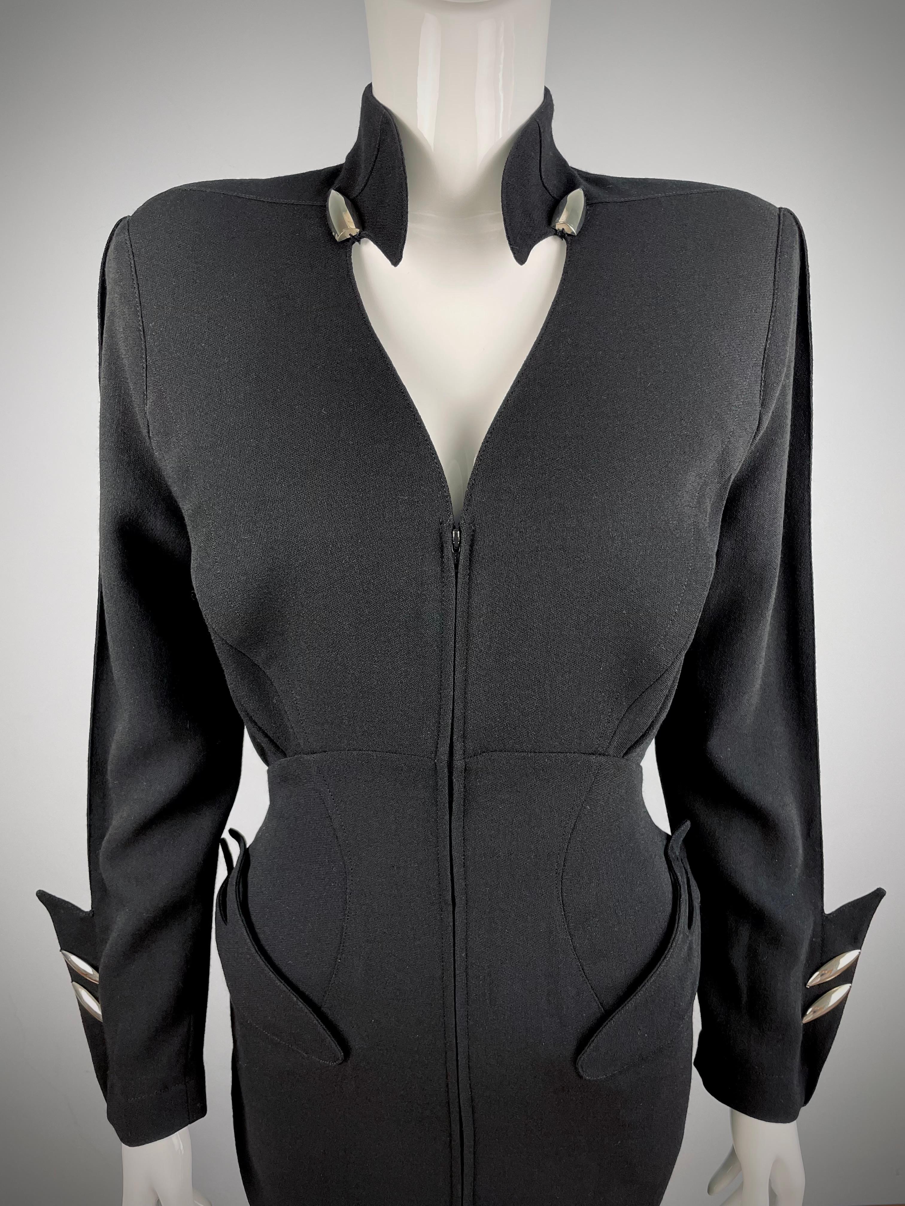 Robe Thierry Mugler Hiver Buick FW 1989 Détails chromés noirs Excellent état - En vente à Praha 4, Hlavní město Praha