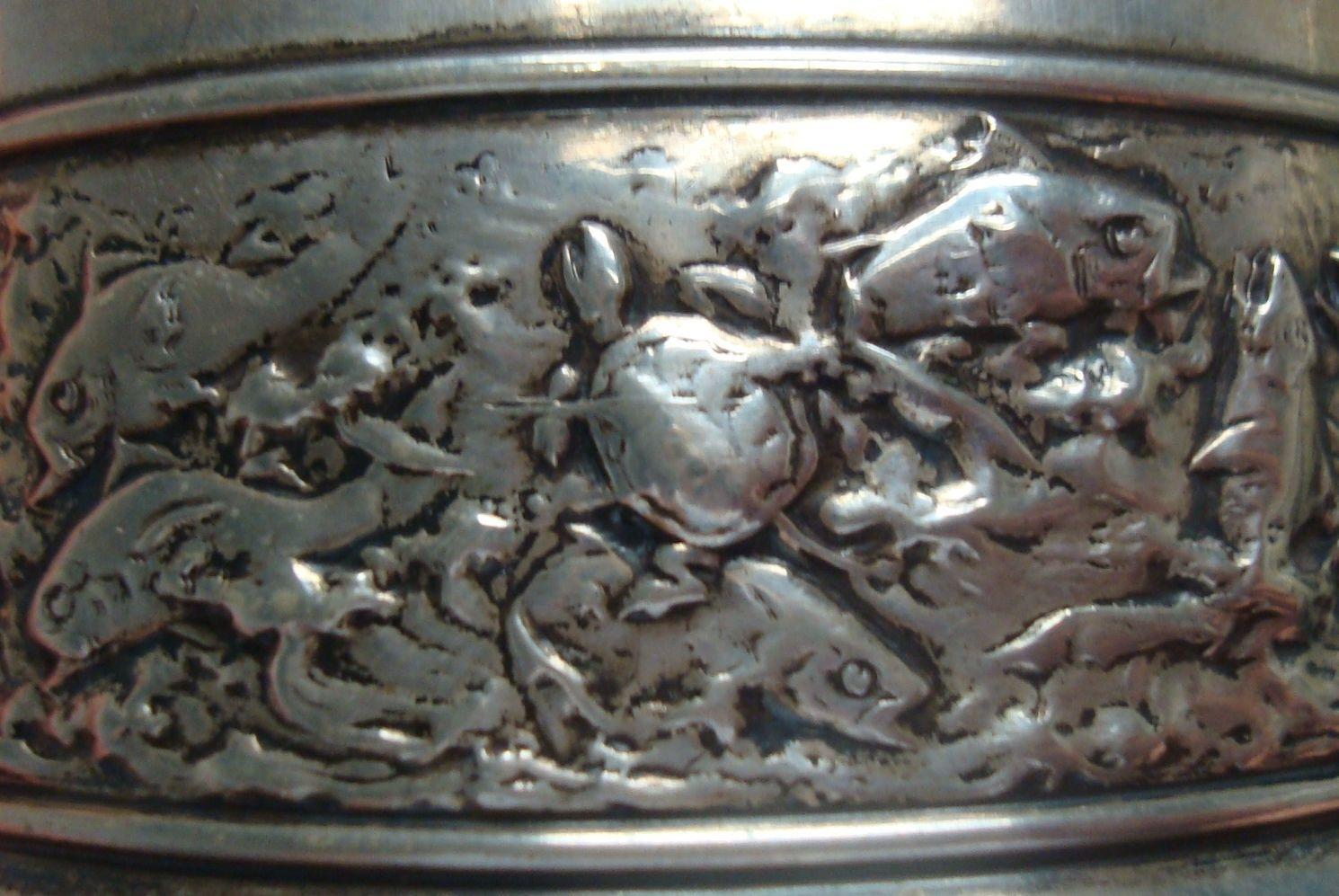 Hizen von Gorham
Hizen by Gorham Kindertasse aus Sterling mit einer Bordüre aus Fischen und Schildkröten. Es hat ein altes Monogramm EPK