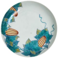 Assiette en porcelaine japonaise Nabeshima de la fin du 17ème et du début du 18ème siècle à motif de fruits
