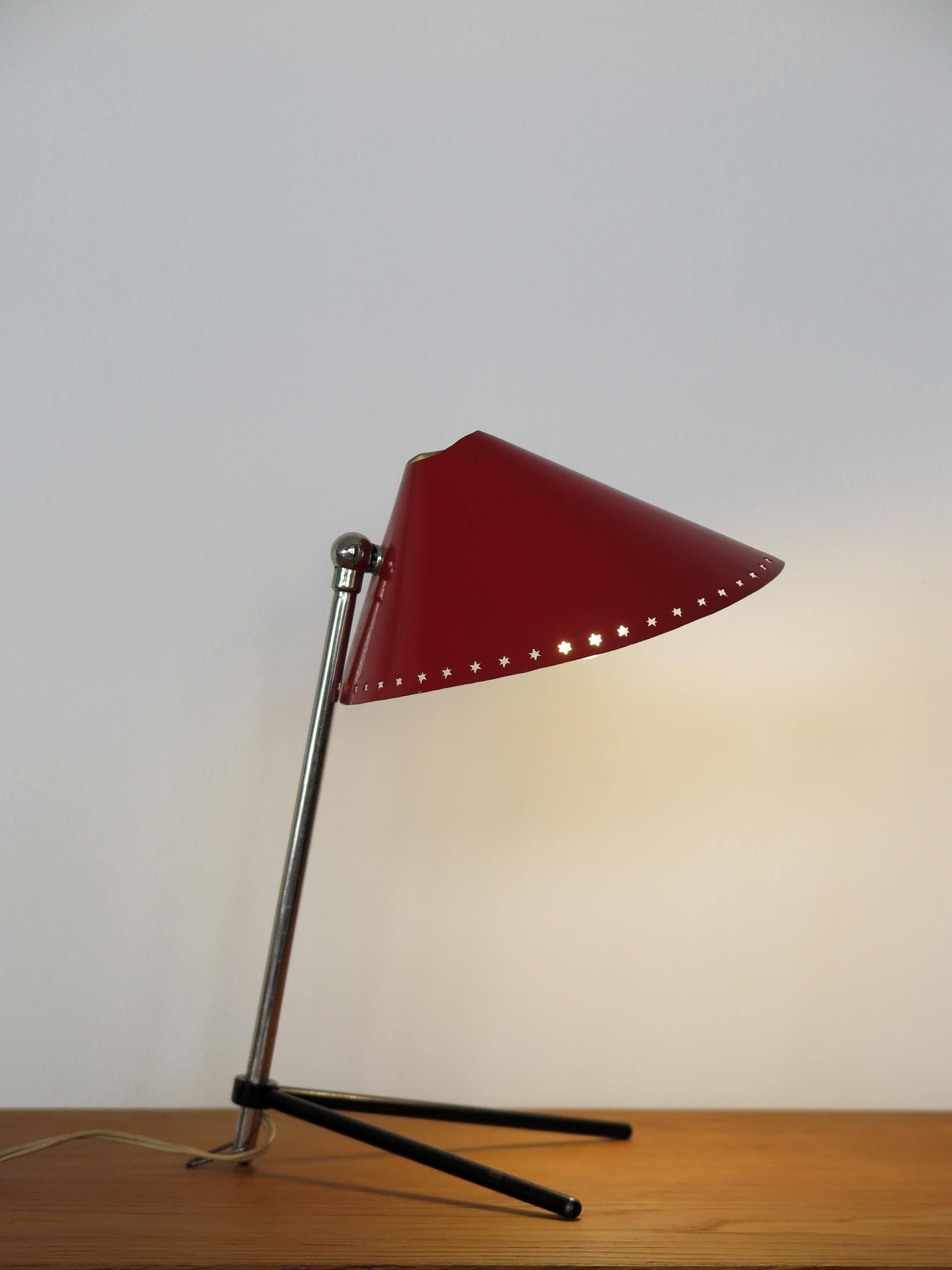 Midcentury modern design table or wall lamp model Pinocchio designed by H. J. Busquet for Hala Zeist with metal base and stem and adjustable shade of painted aluminum, made in the Netherlands in the 1950s 

Please note that the lamp is original of