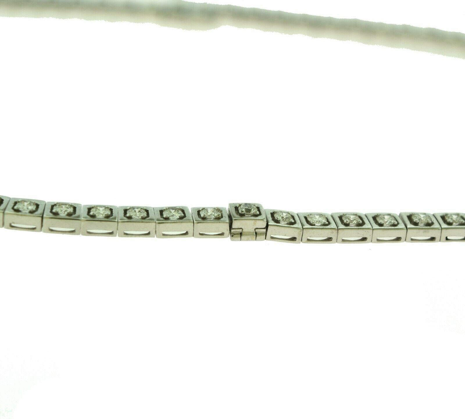 Taille ronde HJ Collier signé en or blanc avec diamants ronds taille brillant de 9 carats en vente