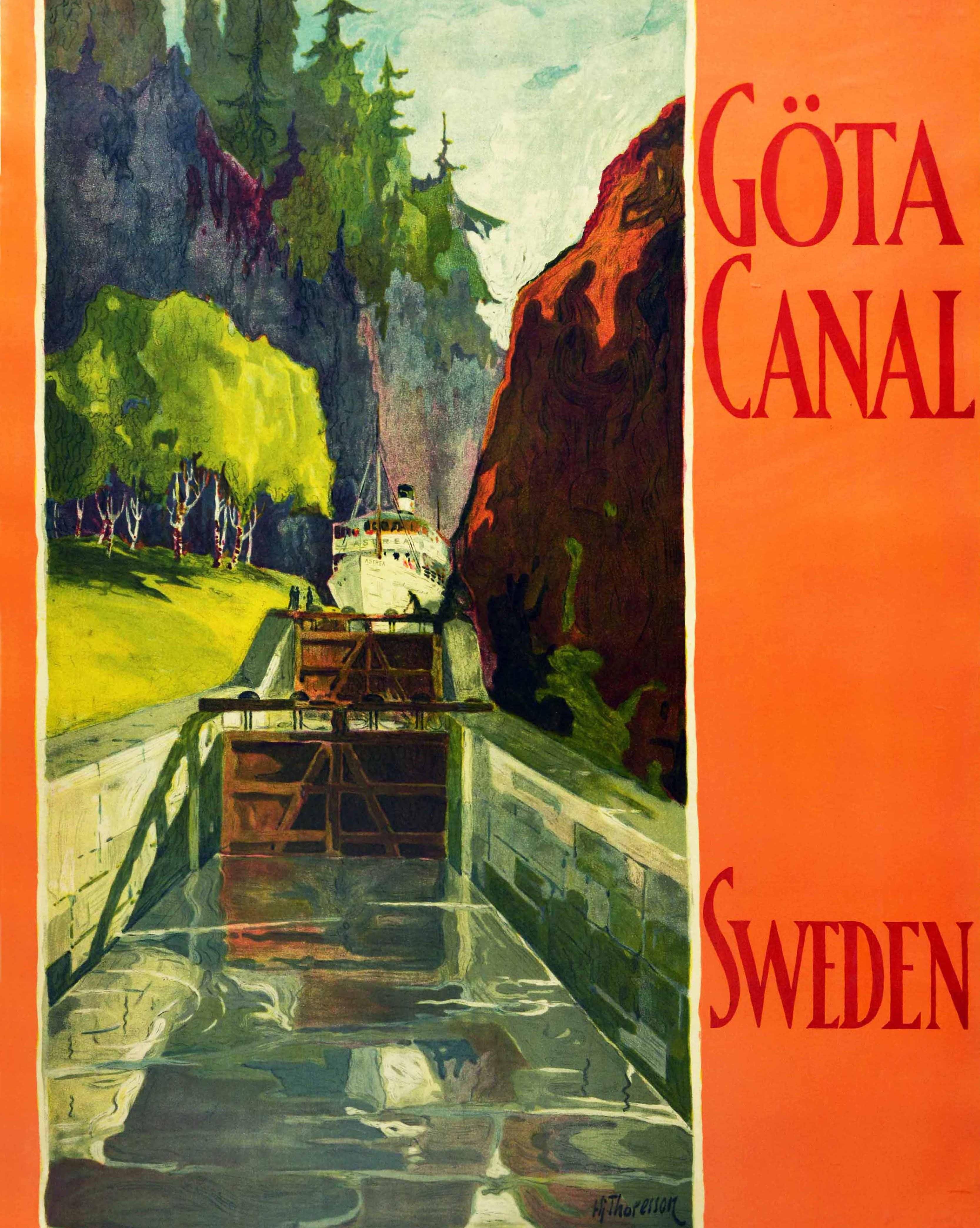 Original Vintage-Reiseplakat mit Werbung für eine Kreuzfahrt durch das Märchenland. Das Plakat des schwedischen Künstlers Hjalmar Thoresson (1893-1943) zeigt die Kreuzfahrtgesellschaft Astrea, die durch den Gota-Kanal fährt, umgeben von üppigen