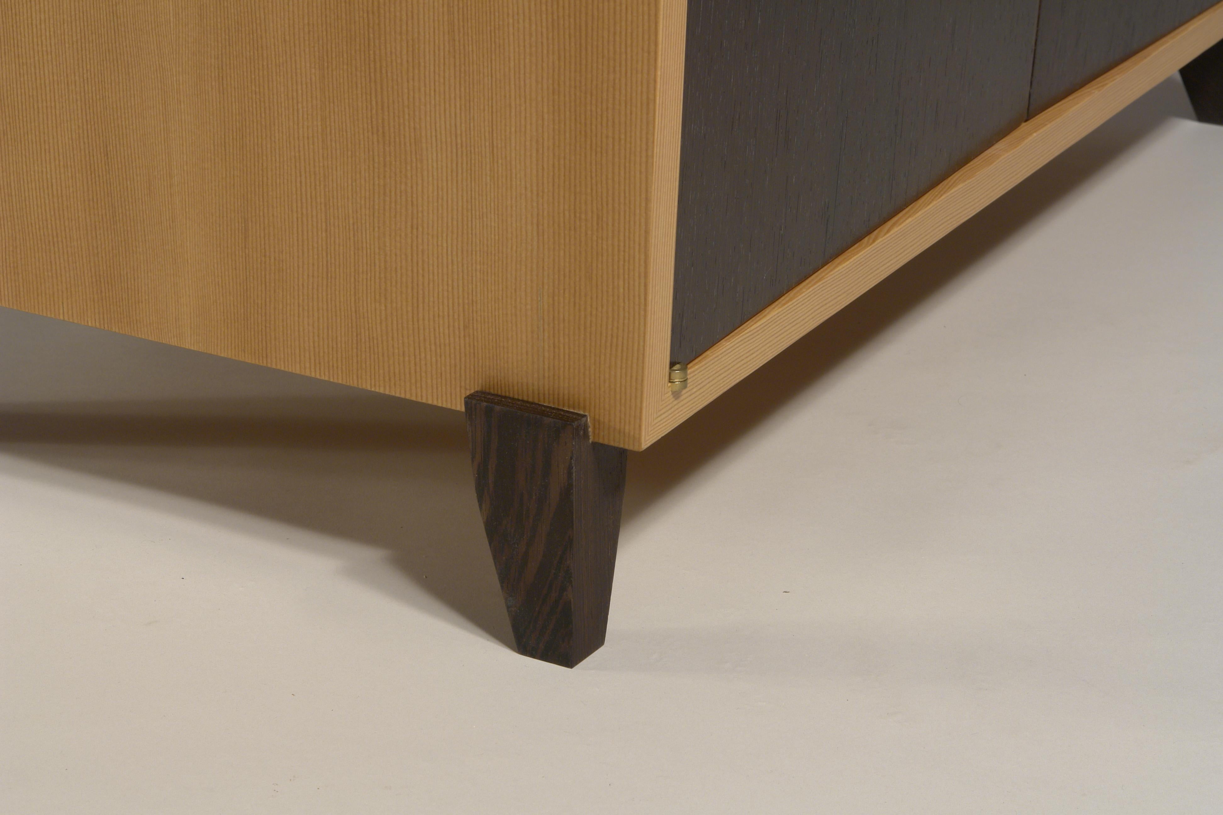 Fabriqué en sapin et en wengé avec des accessoires en laiton, c'est un appareil compact.
(27 