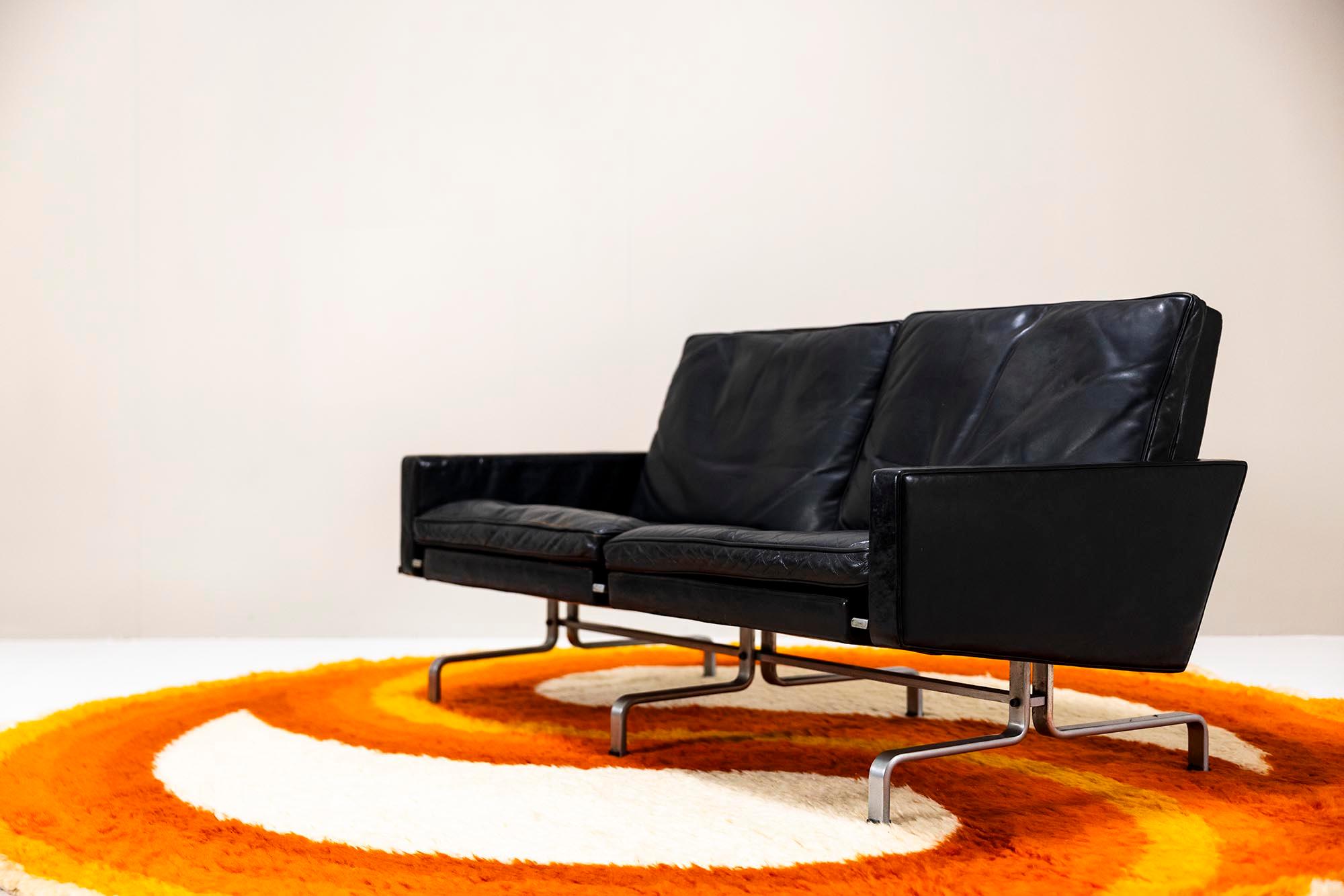 øjer Eksport Wilton was a Danish company known for high-quality, durable carpets with bold mid-century designs. Their wool rugs remain sought after for their craftsmanship and striking motifs.

Design
This round Højer Eksport Wilton rug showcases a