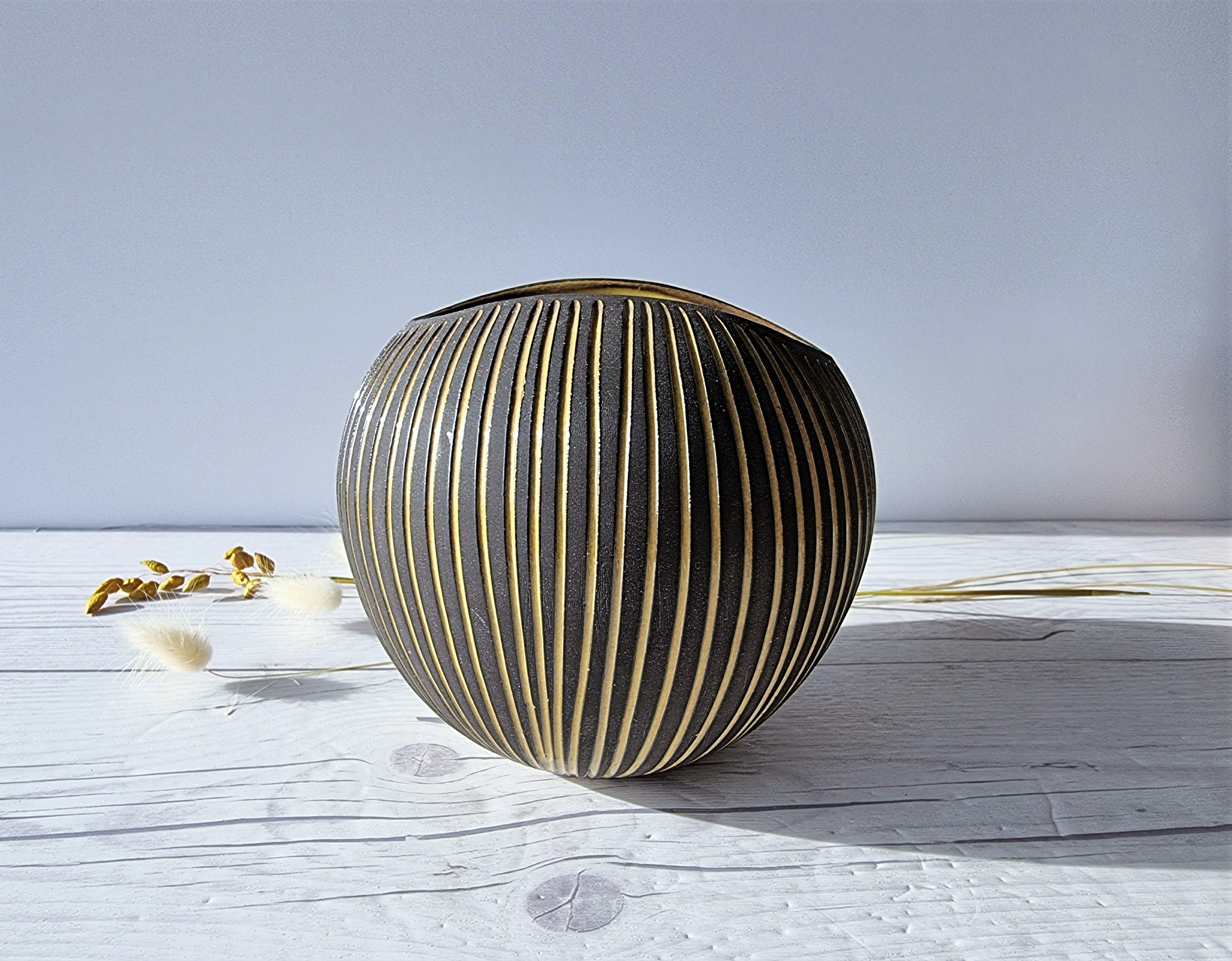 Céramique Vase moderniste Hjordis Oldfors pour Upsala Ekeby, 1954 'Kokos' 'Coconut' Series en vente