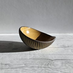 Hjordis Oldfors para Upsala Ekeby, 1954 Serie "Kokos", Plato escultórico modernista