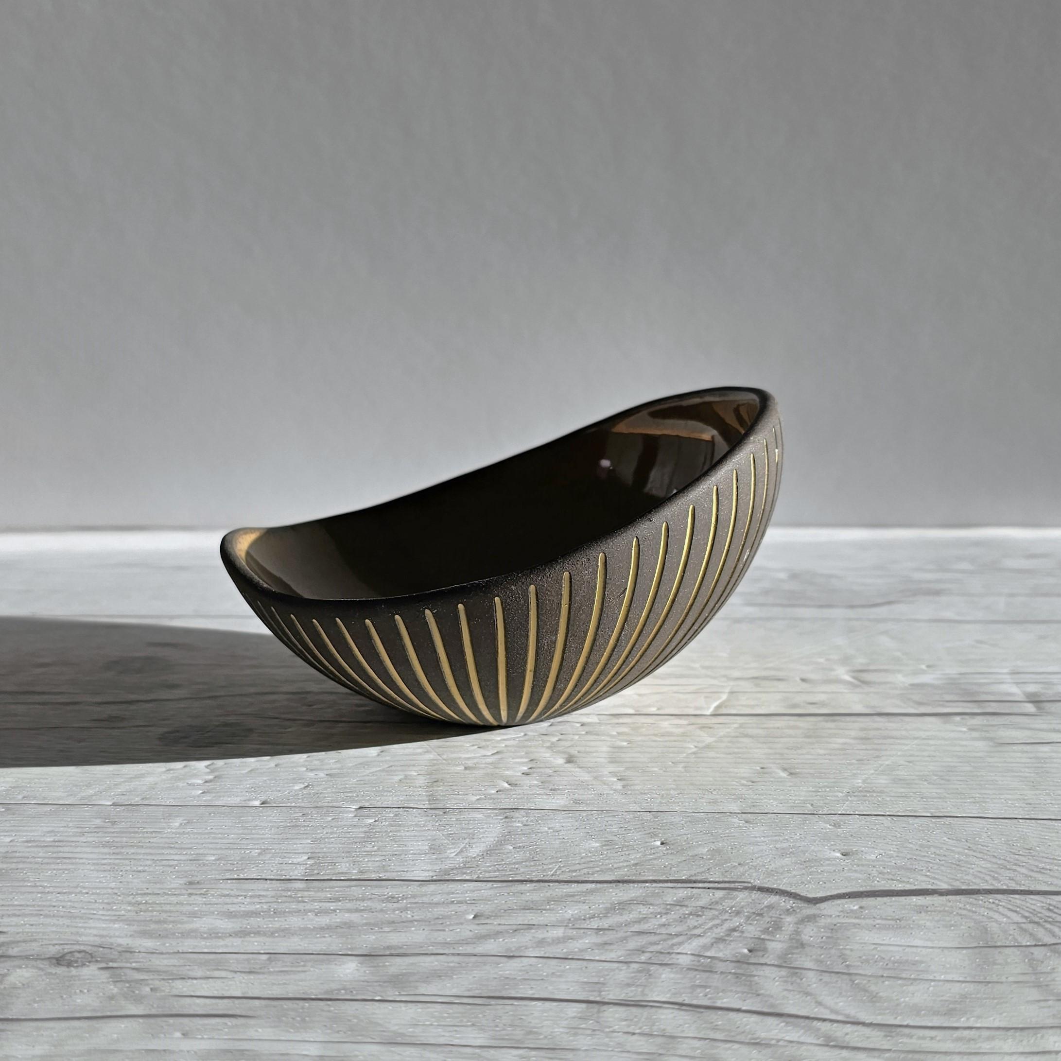 Ceramic Hjordis Oldfors for Upsala Ekeby, 1954 'Kokos' Series, Modernist Sculptural Dish For Sale