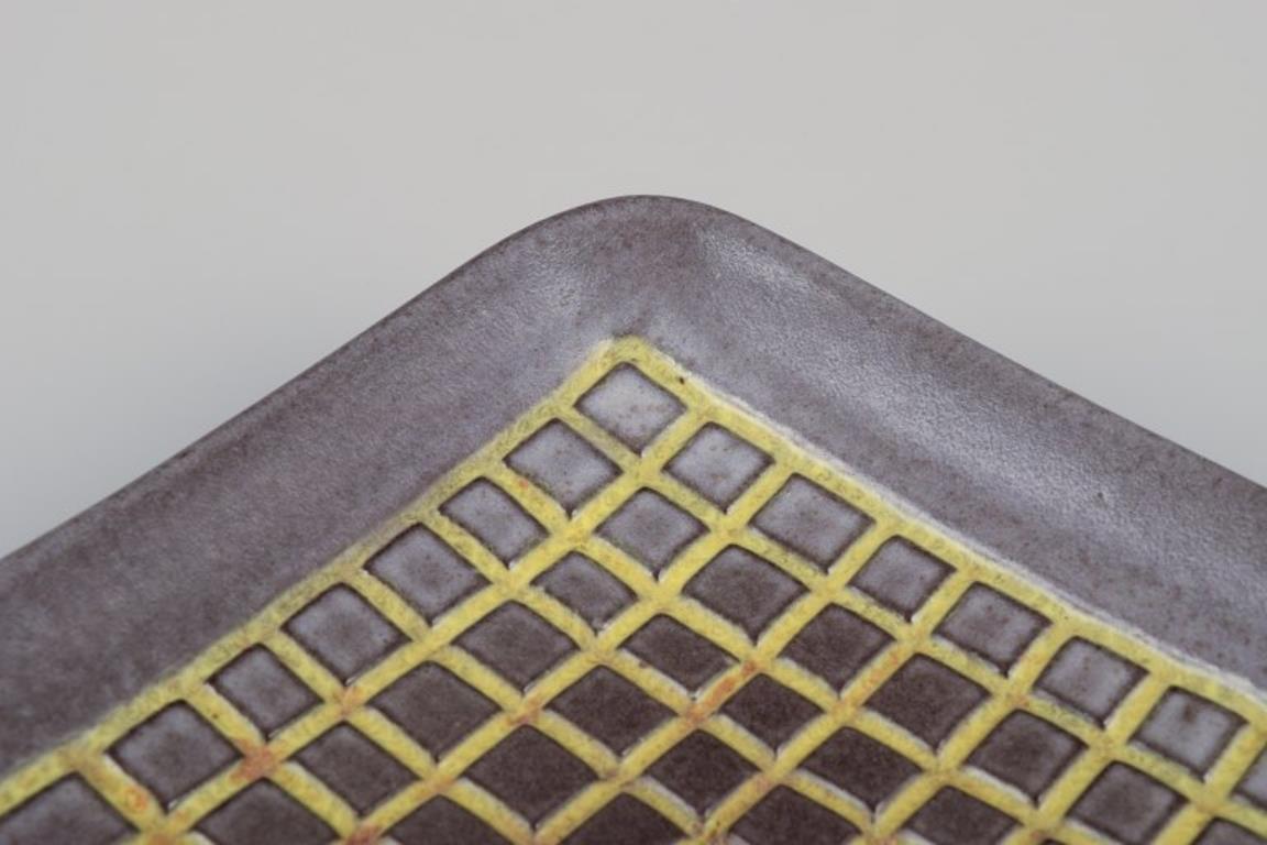 Hjördis Oldfors for Upsala Ekeby. Ceramic tray in yellow, brown, and blue tones In Excellent Condition For Sale In København, Copenhagen