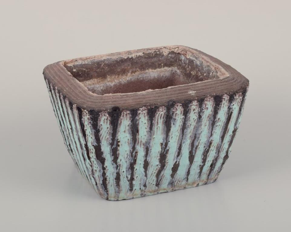 Hjördis Oldfors per Upsala Ekeby. Raro vaso da fiori. Design modernista a righe. Smalto turchese e viola.
Ca. 1960.
Contrassegnato.
In perfette condizioni. Due fori sul fondo.
Dimensioni: L 16,0 cm x P 14,5 cm x H 10,0 cm.