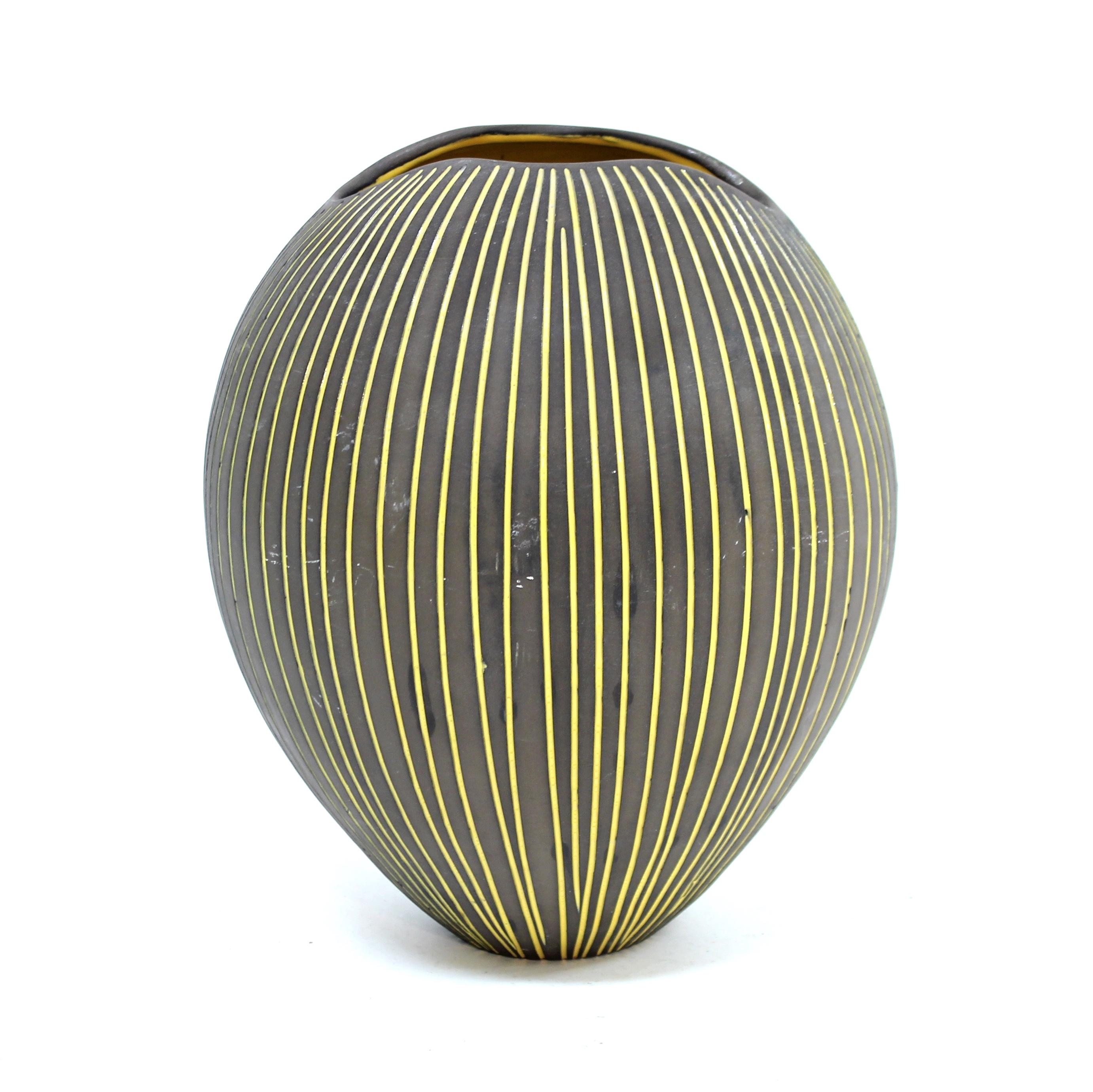 Scandinavo moderno Hjördis Oldfors, grande vaso in terracotta Kokos, Upsala Ekeby, anni '50 in vendita