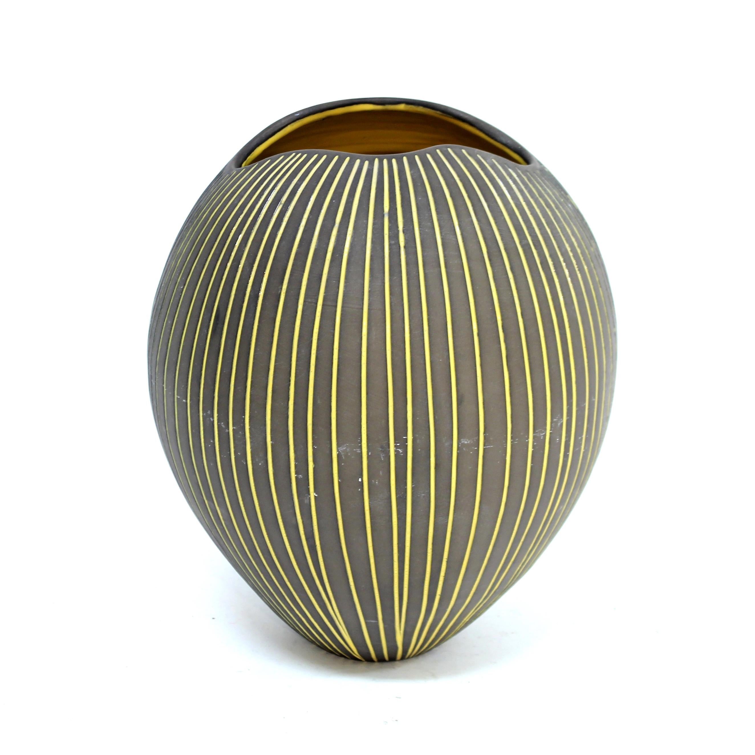 Hjördis Oldfors, grande vaso in terracotta Kokos, Upsala Ekeby, anni '50 In condizioni buone in vendita a Uppsala, SE