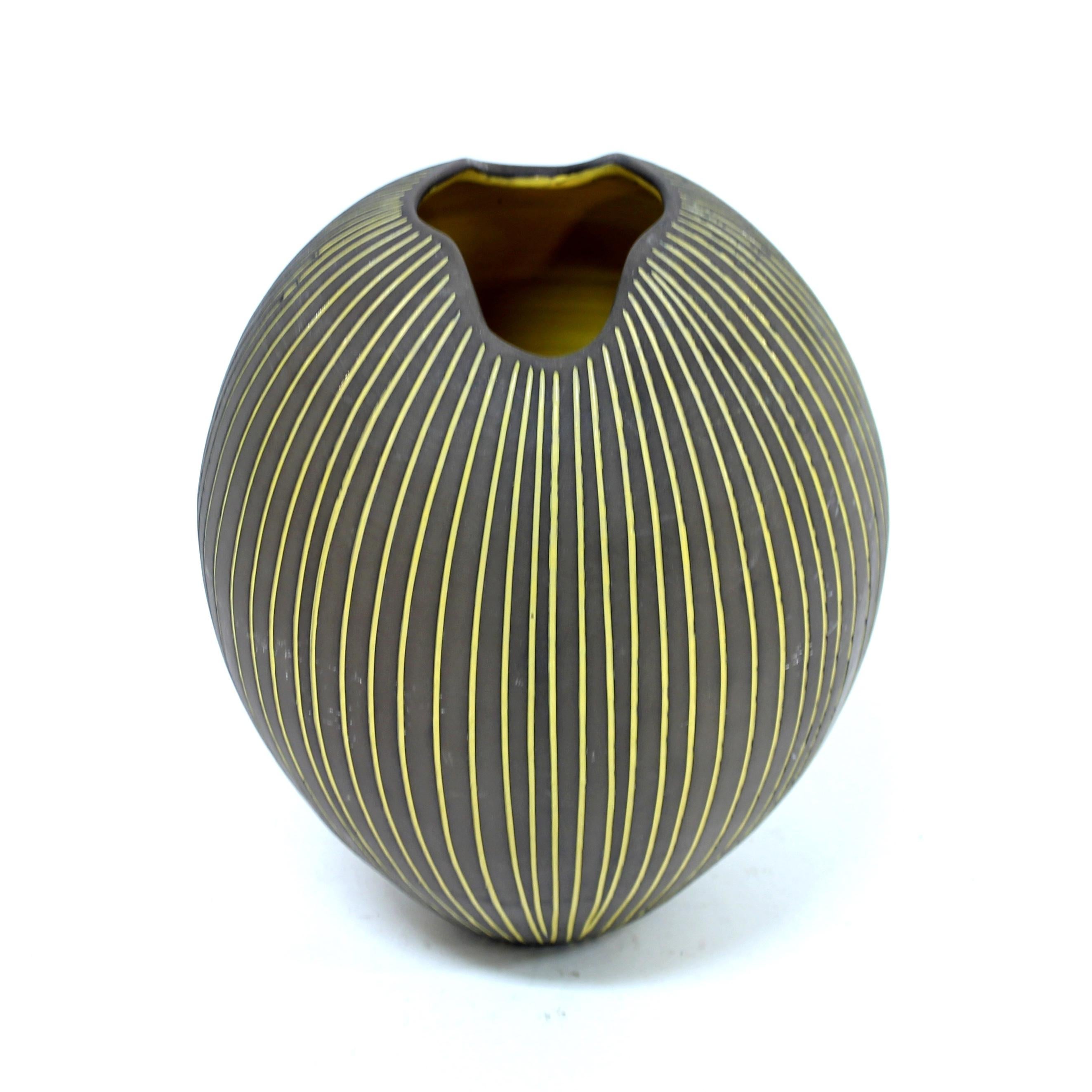 XX secolo Hjördis Oldfors, grande vaso in terracotta Kokos, Upsala Ekeby, anni '50 in vendita