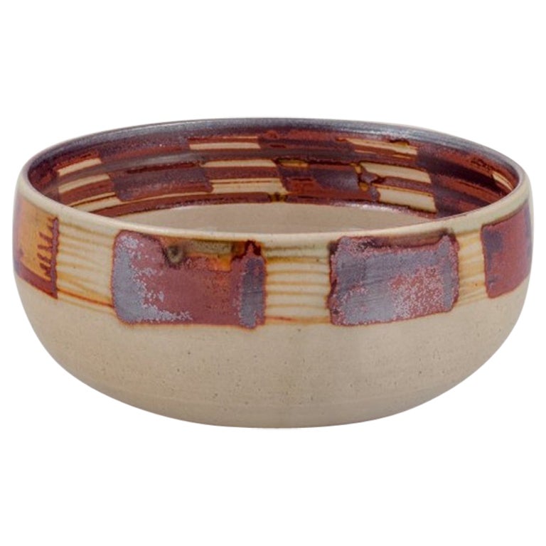 Hjort, Bornholm. Cuenco de cerámica único. Esmalte en tonos marrones y arena. en venta