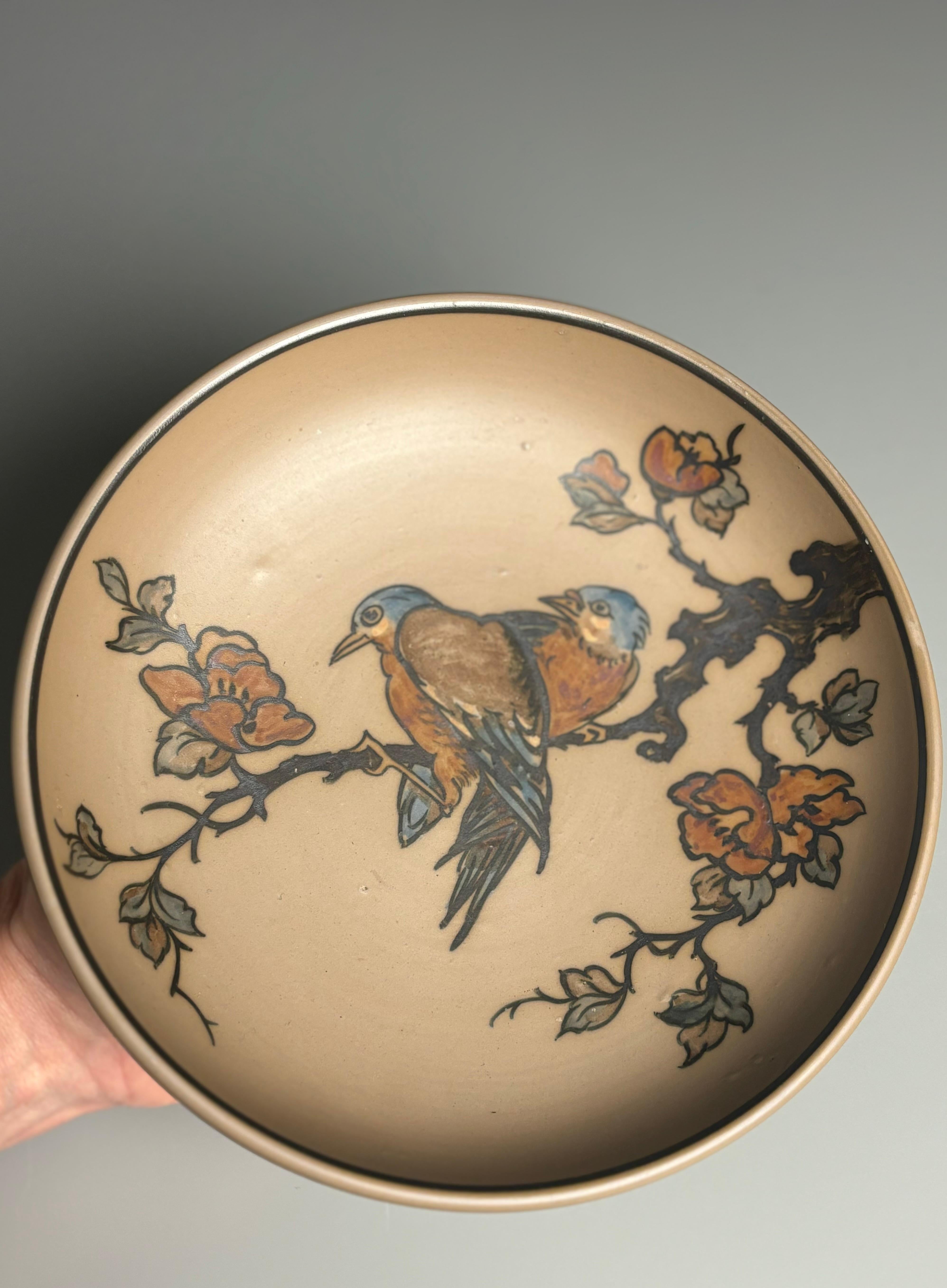 Goldbraune Terrakotta-Videopoche aus dem Jugendstil der 1940er Jahre mit handgemaltem naturalistischem, organischem und floralem Dekor mit Blumen und bunten Vögeln auf einem Ast. Hergestellt von der L. Hjorths Terracottafabrik in der kleinen Stadt