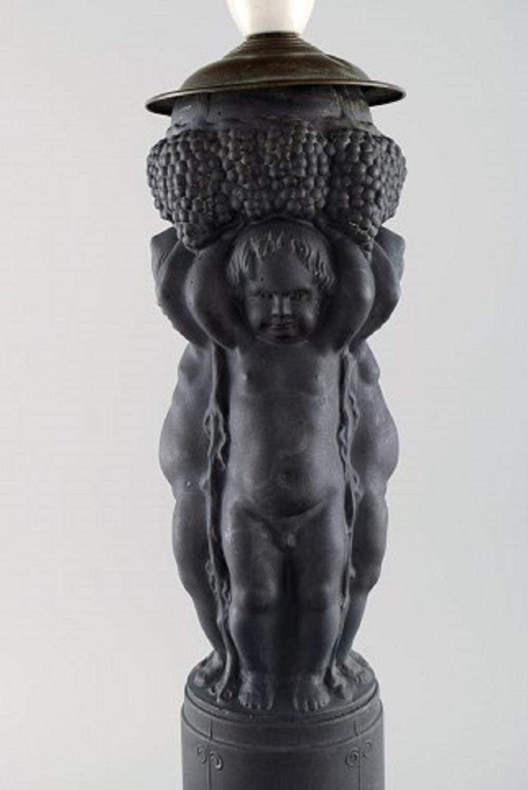 Danois Grande lampe en terre cuite noire décorée de putti, Hjorth, Danemark en vente