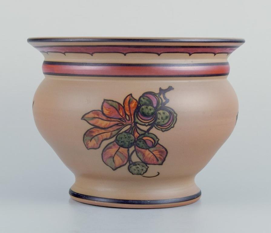 Hjorth, île de Bornholm, Danemark. 
Grand pot en céramique. Peint à la main avec des motifs floraux.
Datant approximativement des années 1930.
En parfait état.
Marqué.
Dimensions : H 17,0 cm x 23,0 cm : H 17,0 cm x 23,0 cm.