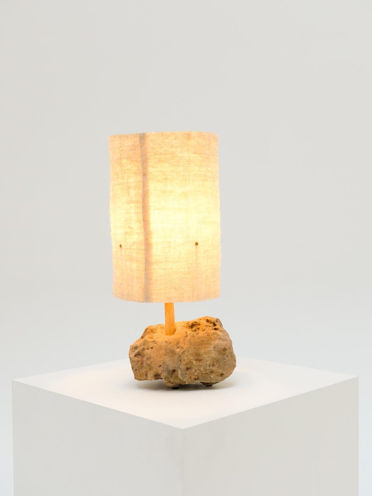 Hjra Tischlampe, Lampenschirm aus handgesponnener und handgewebter Wolle, aus Stein und Schilf (Handgefertigt) im Angebot