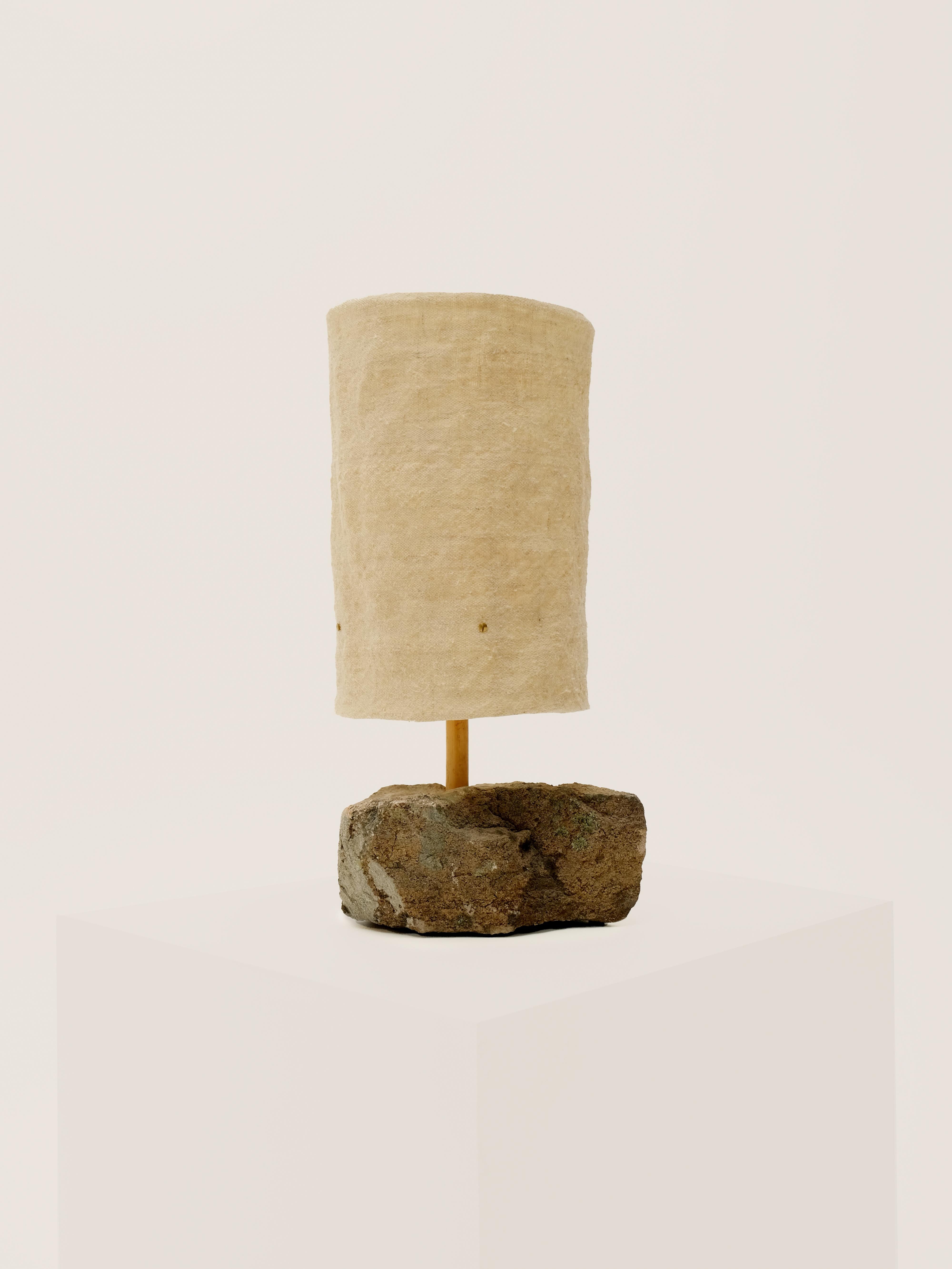 Hjra Table Lamp, Handspun and Handwoven wool lampshade, Made of Rock and Reed In New Condition For Sale In Marseille, FR