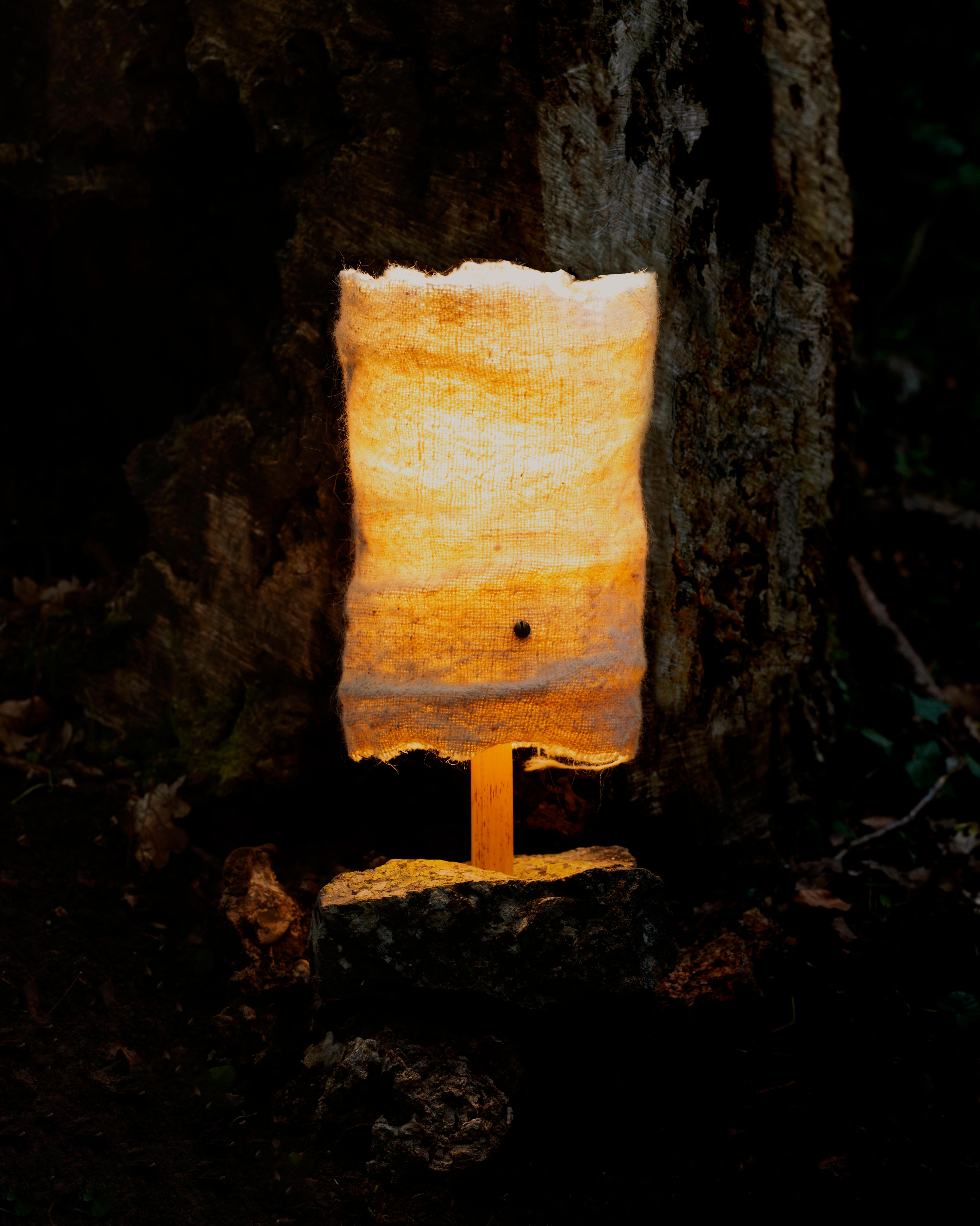 Petite lampe de bureau Hjra, filée à la main, abat-jour en laine tissée à la main, fabriquée à Rock & Reed 1