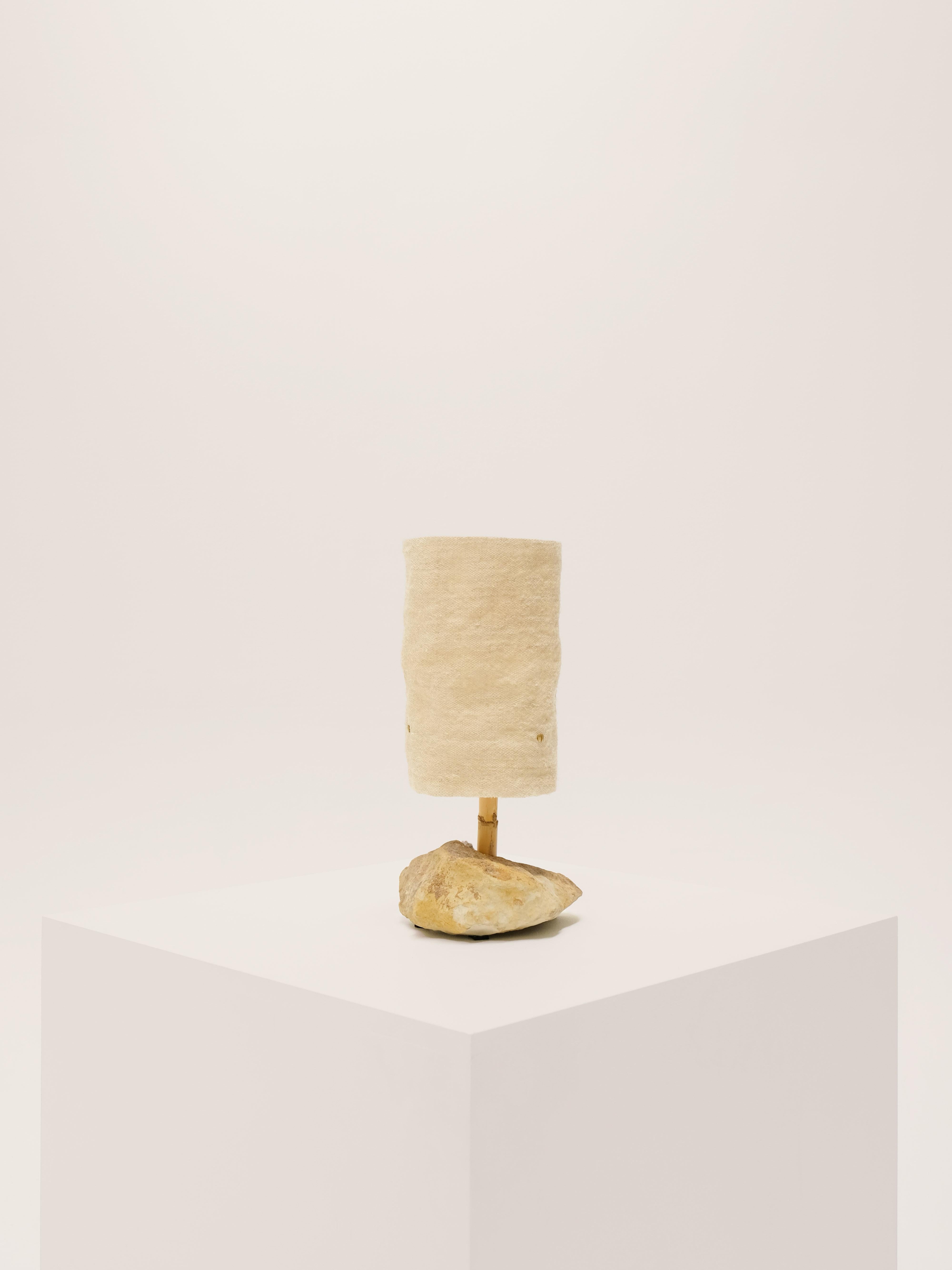 Fait main Petite lampe de bureau Hjra, filée à la main, abat-jour en laine tissée à la main, fabriquée à Rock & Reed en vente