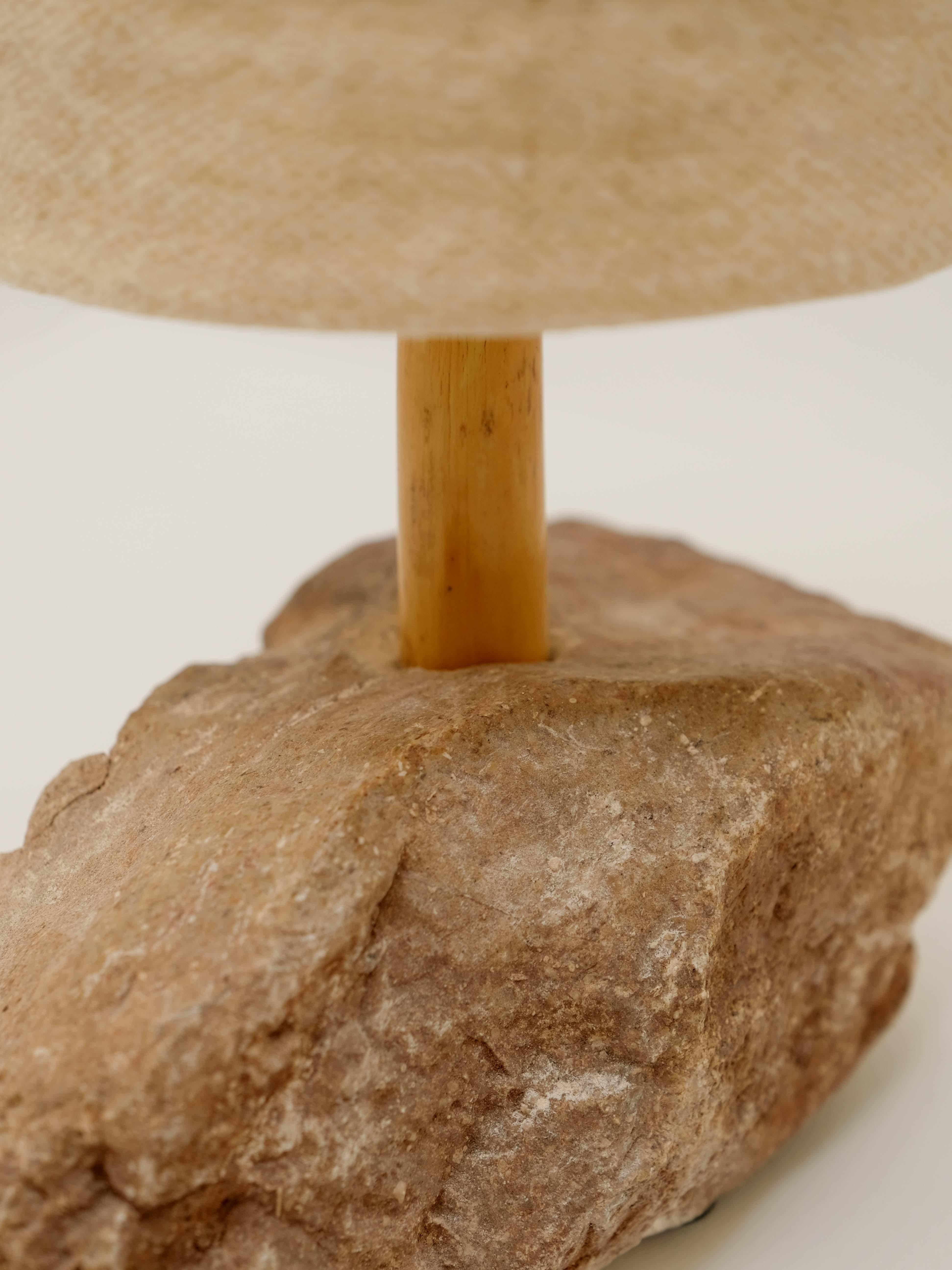 Petite lampe de bureau Hjra, filée à la main, abat-jour en laine tissée à la main, fabriquée à Rock & Reed en vente 11
