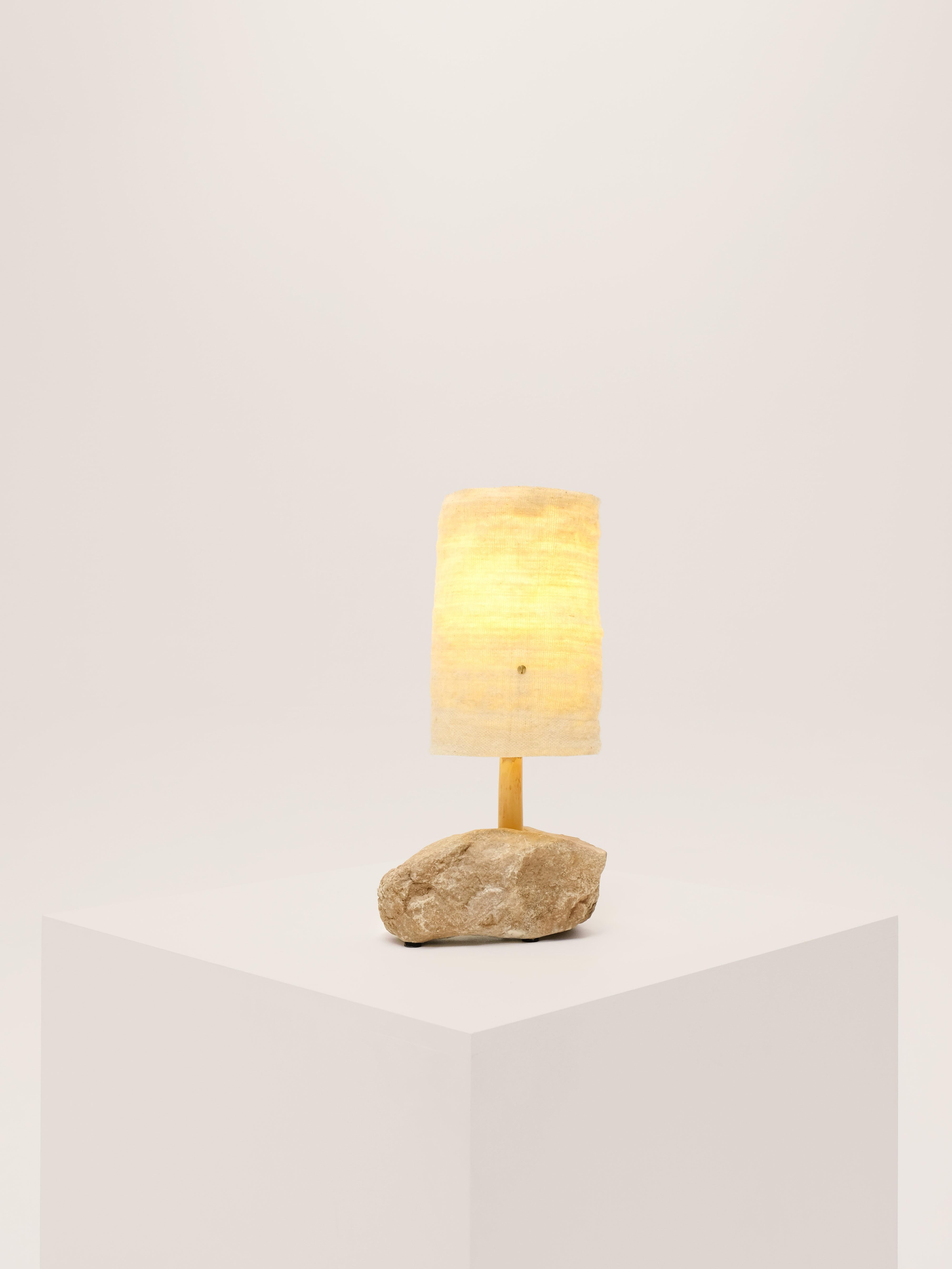 Petite lampe de bureau Hjra, filée à la main, abat-jour en laine tissée à la main, fabriquée à Rock & Reed en vente 6