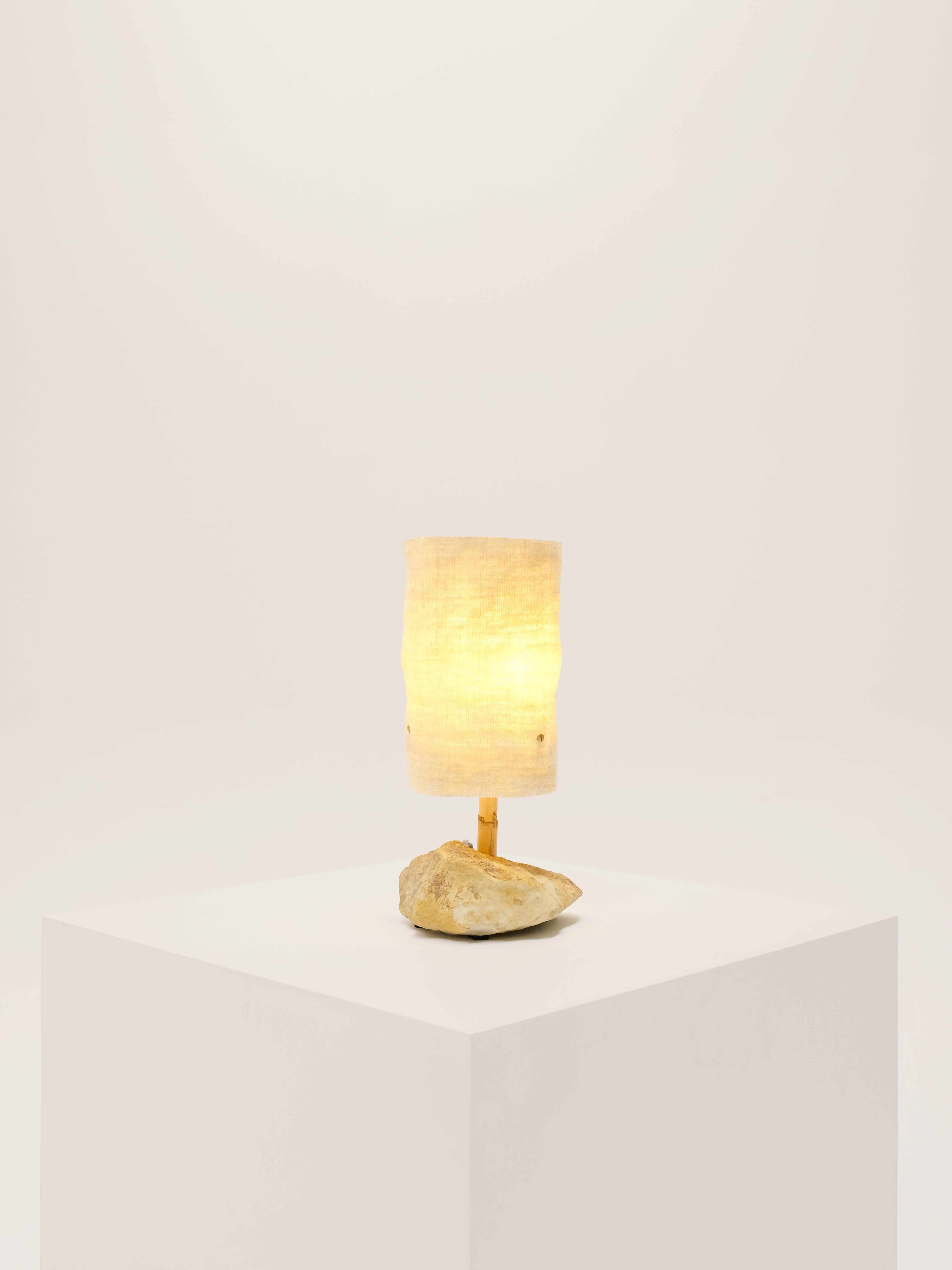 Petite lampe de bureau Hjra, filée à la main, abat-jour en laine tissée à la main, fabriquée à Rock & Reed Neuf - En vente à Marseille, FR