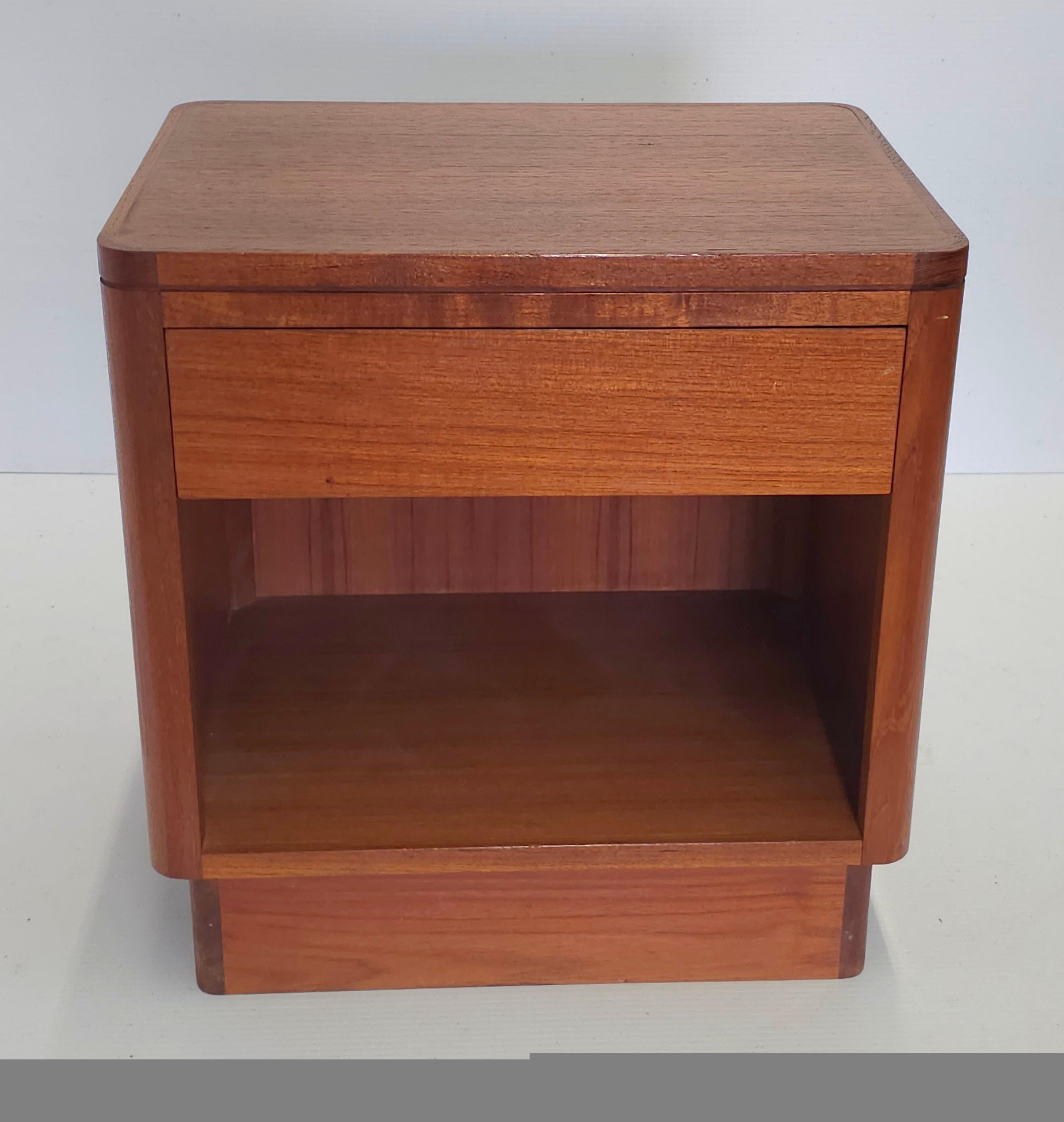 HK Teakworks Scandinavian Modern Style Solid Teak Si gle Drawer Bedside Table
Measures 19