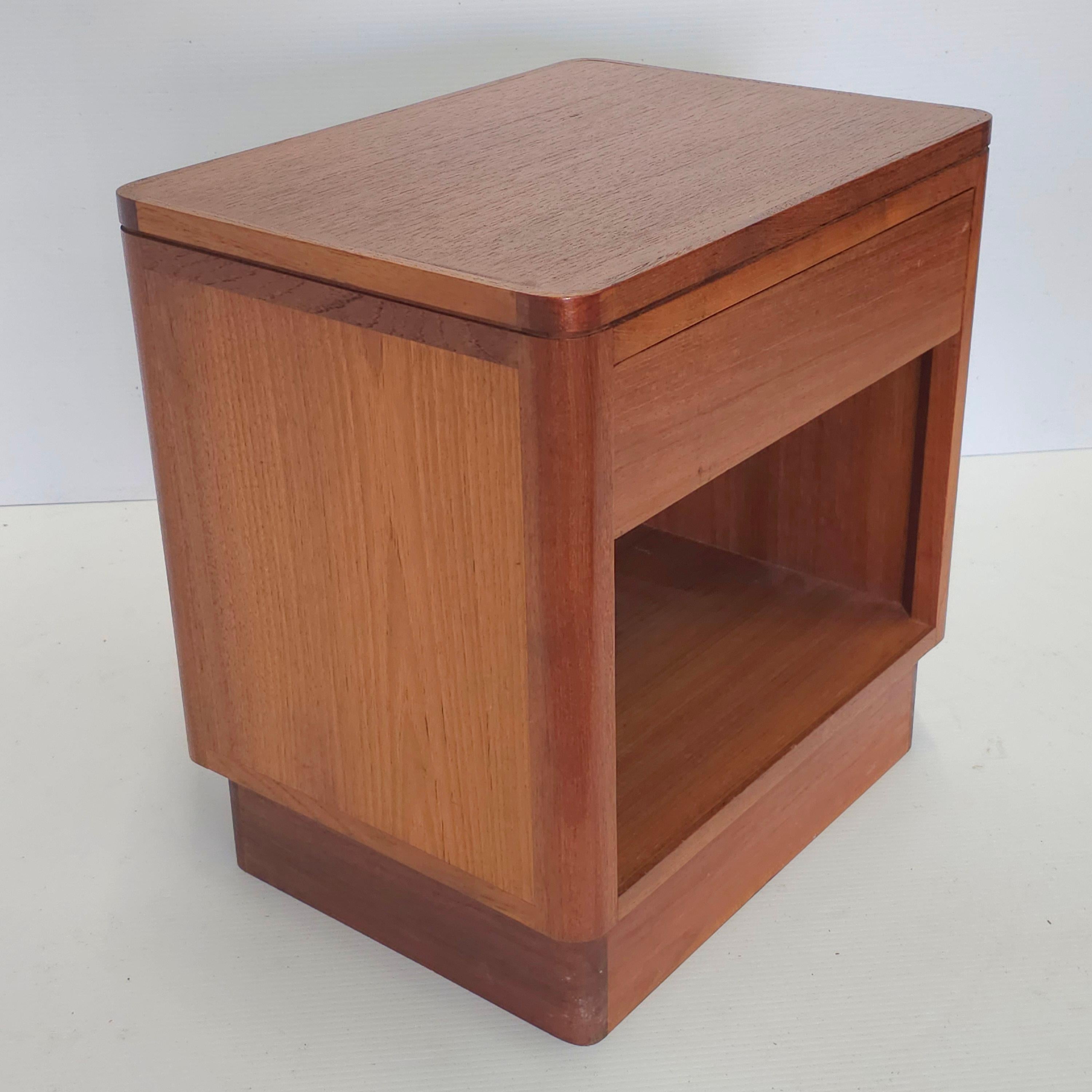 HK Teakworks Scandinavian Modern Style Solid Teak Bedside Table In Good Condition For Sale In Germantown, MD